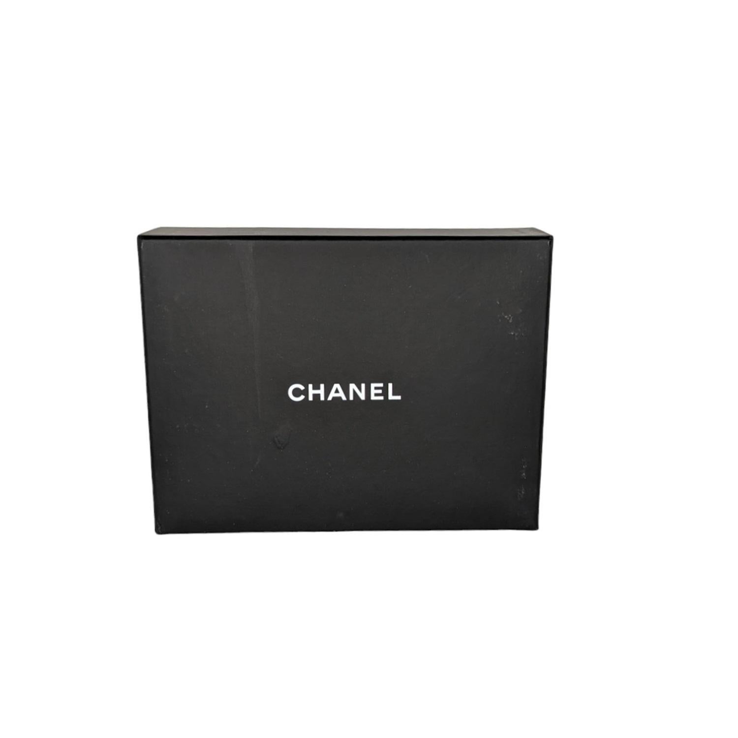 Chanel 2022 Caviar matelassé Porte-cartes à fermeture éclair beige en vente 3