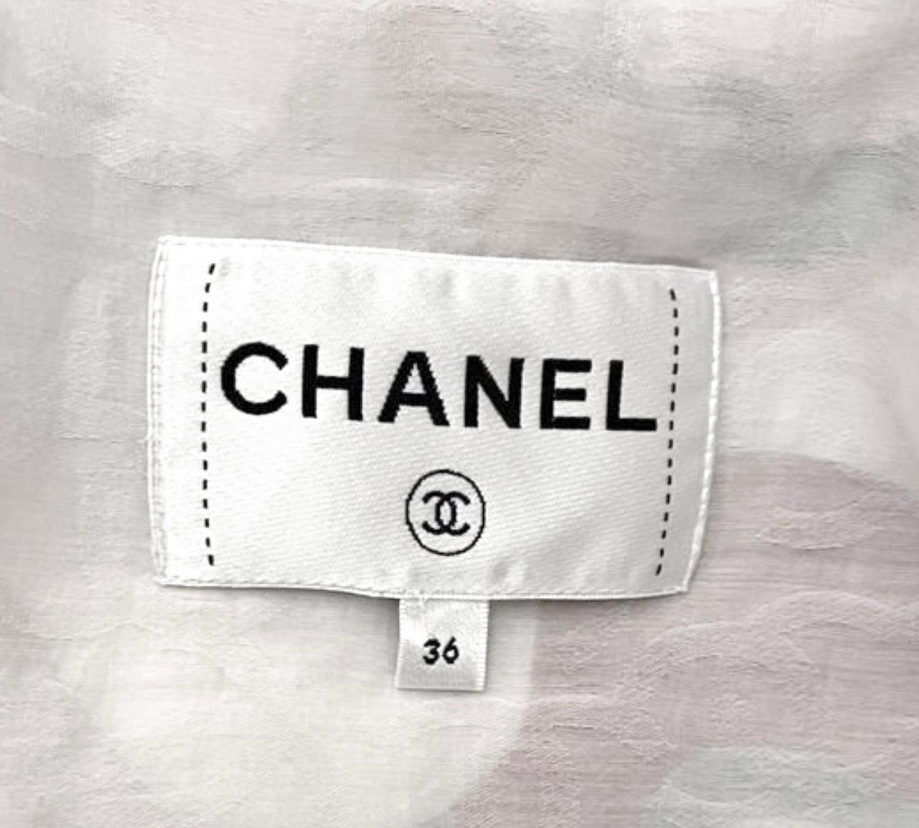 Chanel 2022 CC Logo Helle Parka-Jacke aus Seide mit Logo im Angebot 6