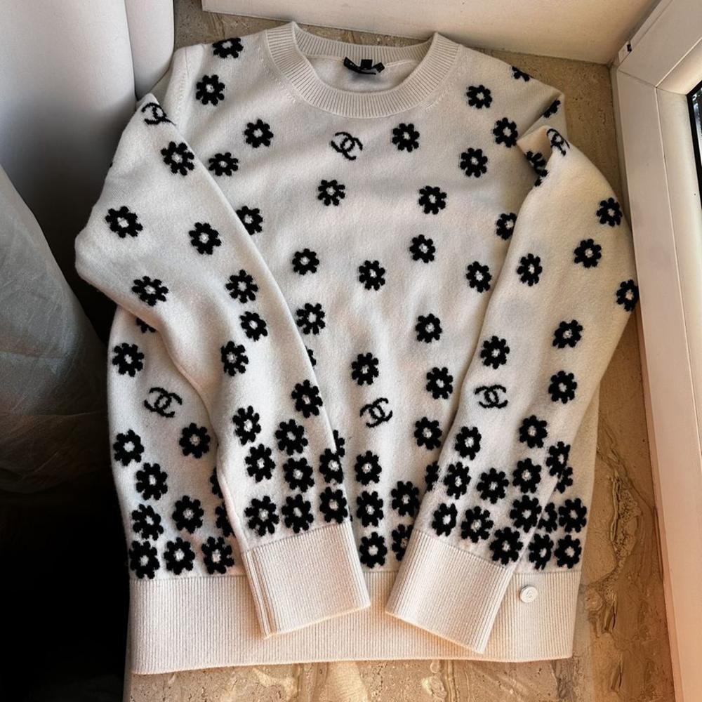 Chanel 2022 CC Logo Daisy Cashmere Jumper In New Condition In Dubai, AE