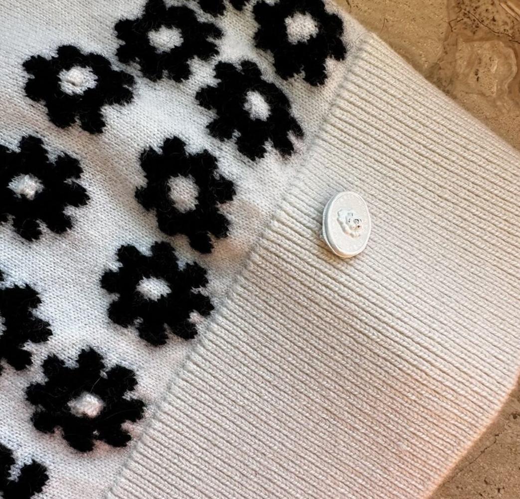 Chanel 2022 CC Logo Daisy Cashmere Jumper 1