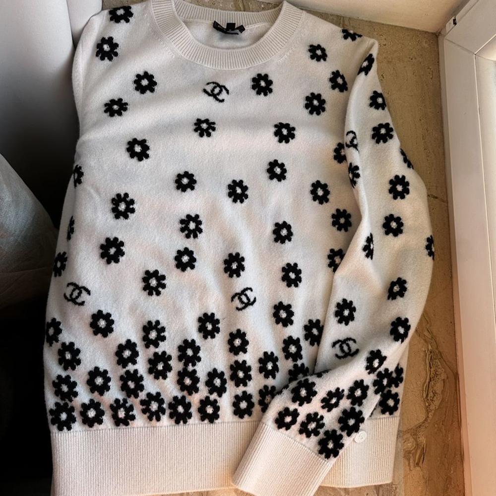 Chanel 2022 CC Logo Daisy Cashmere Jumper 2