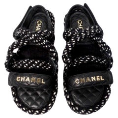 Sandali Chanel 2022 in pelle di agnello trapuntata con logo