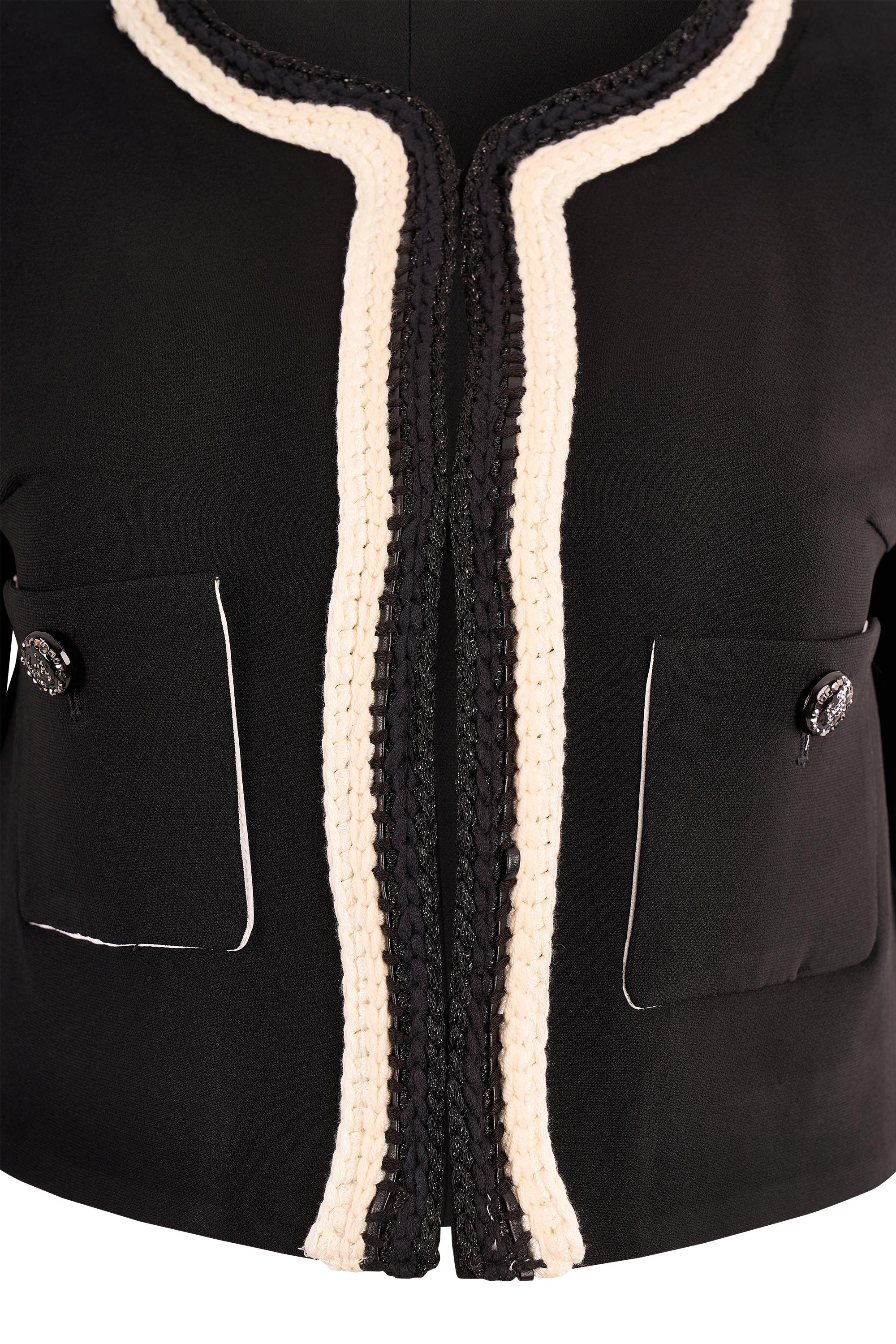 Chanel 2022 Cruise Black Braided Fitted Bolero Jacket. Cette Chanel figure dans le défilé de la croisière 2022, en tant que look 4 de la collection du défilé. Cette pièce présente des détails tressés en guise de garniture de la veste, dans un