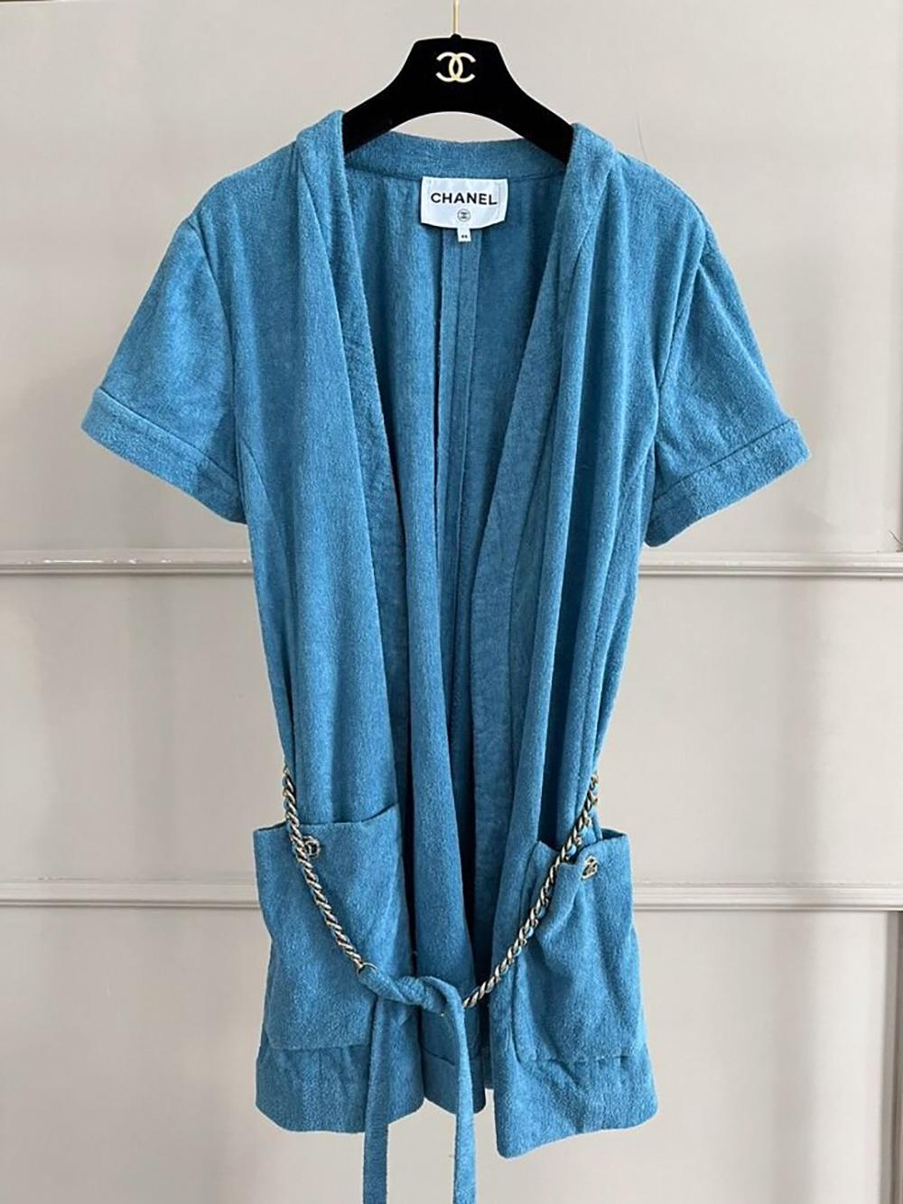 Turquoise terry jacket / tunic dress with chain link belt from 2022 Cruise Collection
Size mark 44 FR. Only tried once inhome, condition is pristine, no signs of wear.