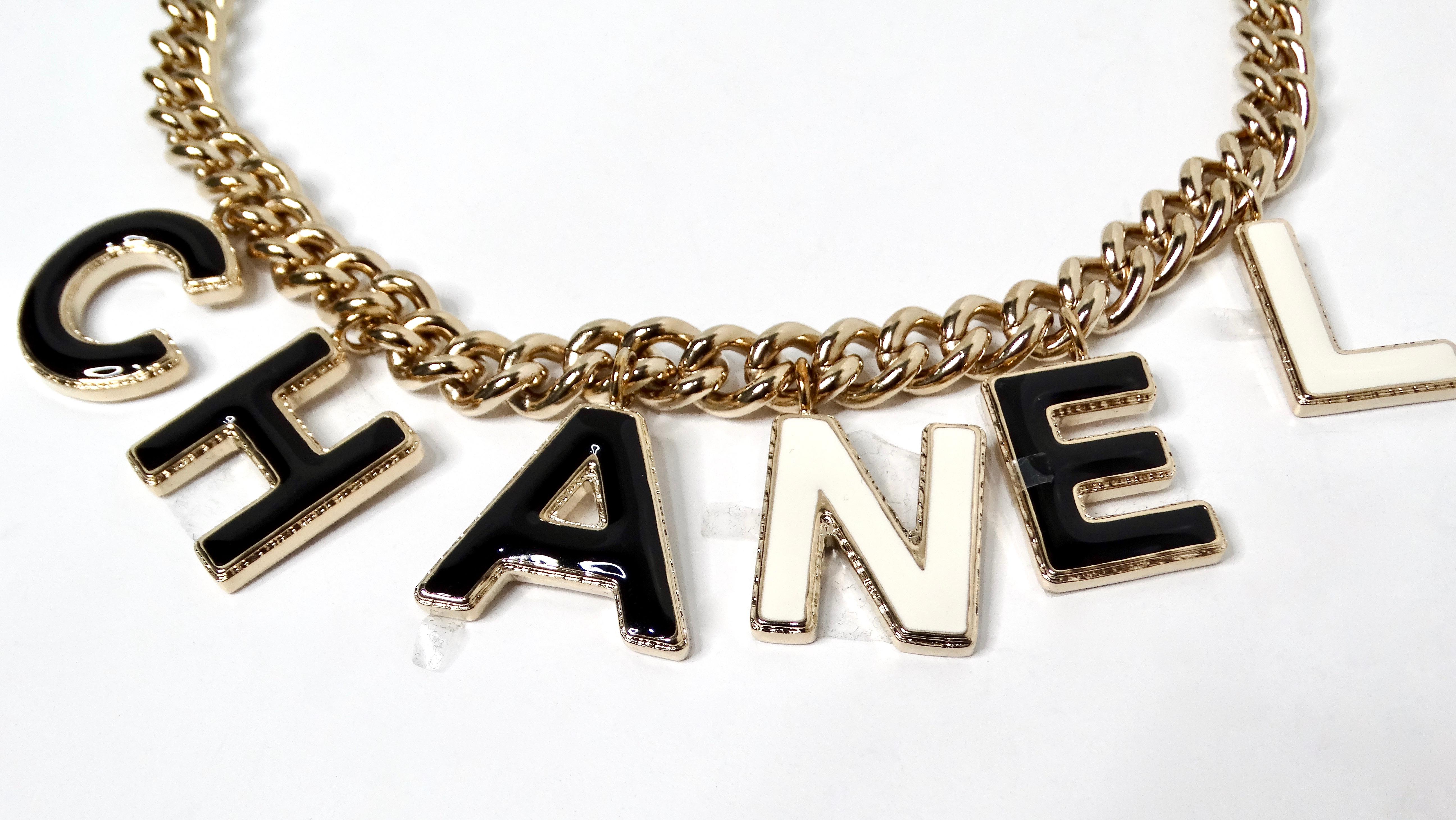 Chanel 2022 Collana a catena con logo bianco e nero in oro e charme In condizioni buone in vendita a Scottsdale, AZ
