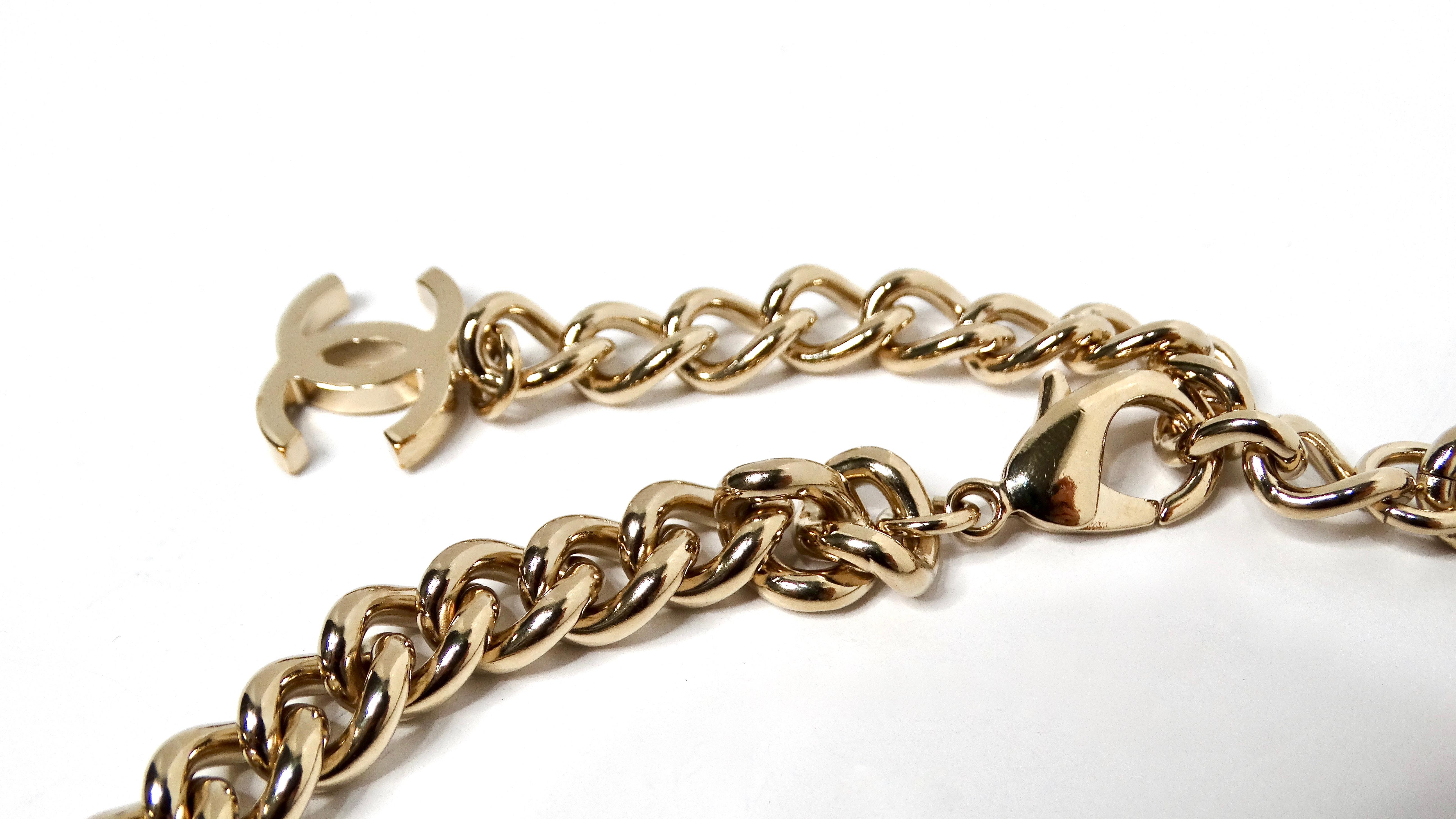 Chanel 2022 Collana a catena con logo bianco e nero in oro e charme in vendita 1