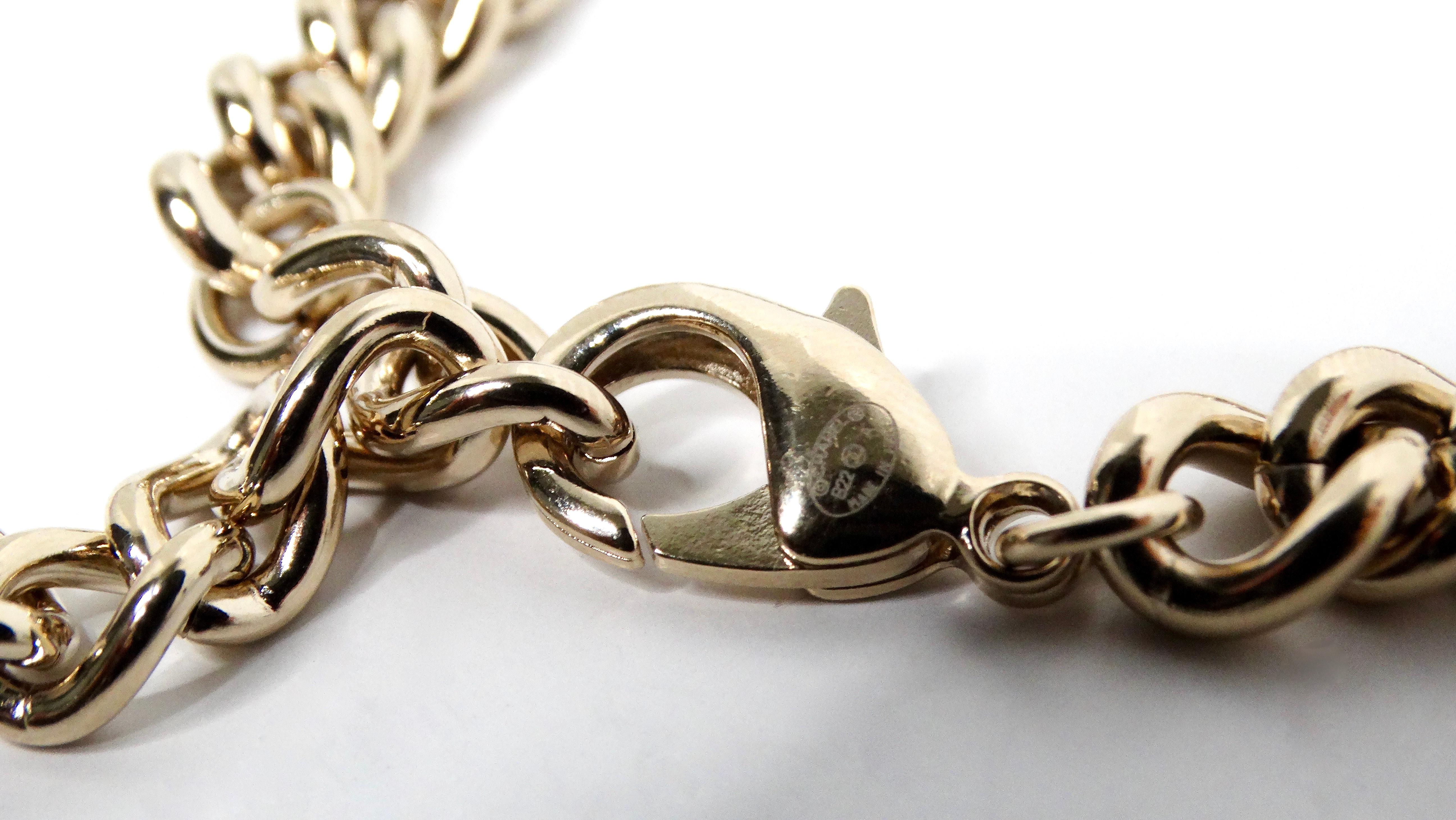 Chanel 2022 Collana a catena con logo bianco e nero in oro e charme in vendita 2