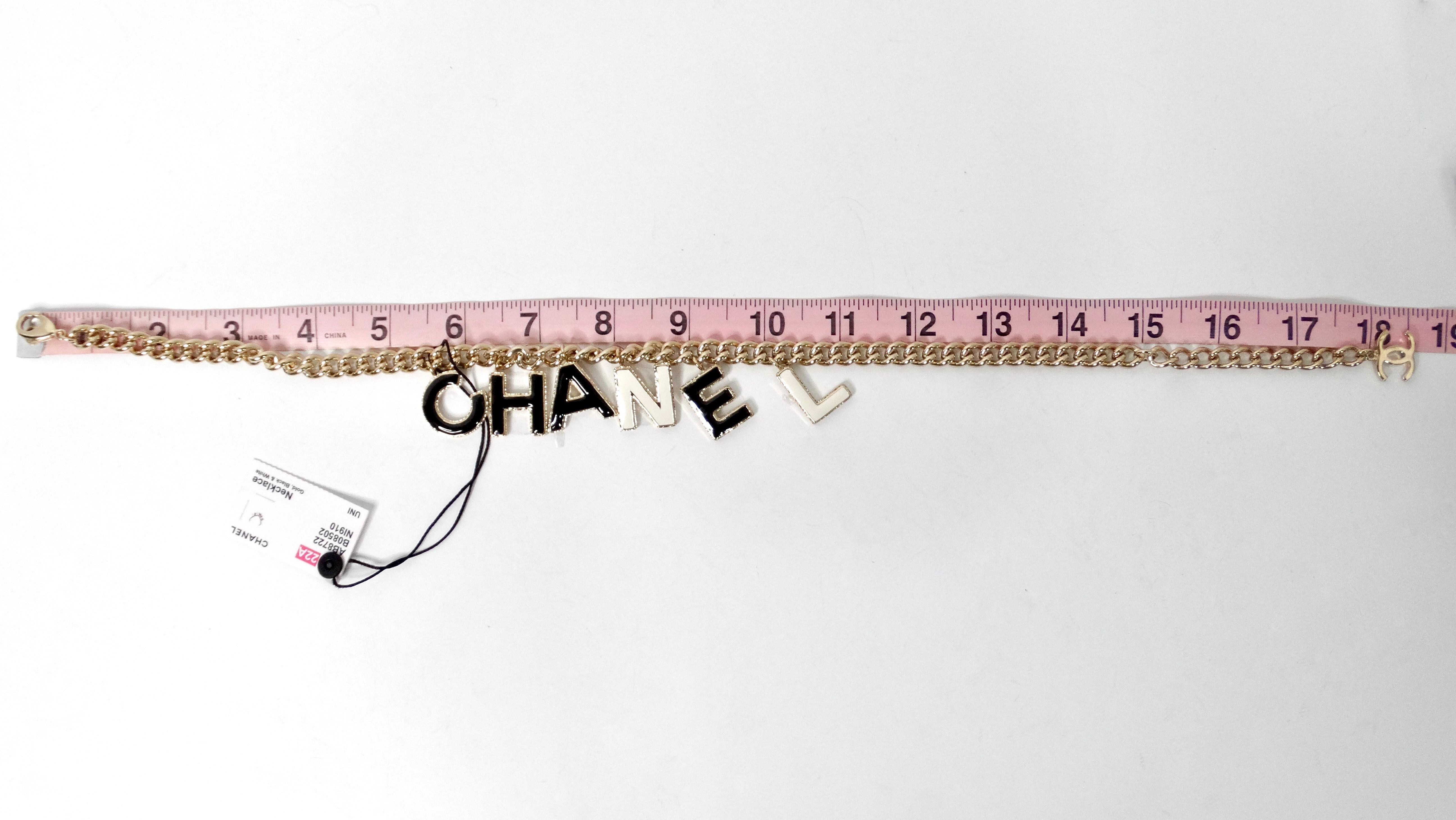 Chanel 2022 Collana a catena con logo bianco e nero in oro e charme in vendita 3