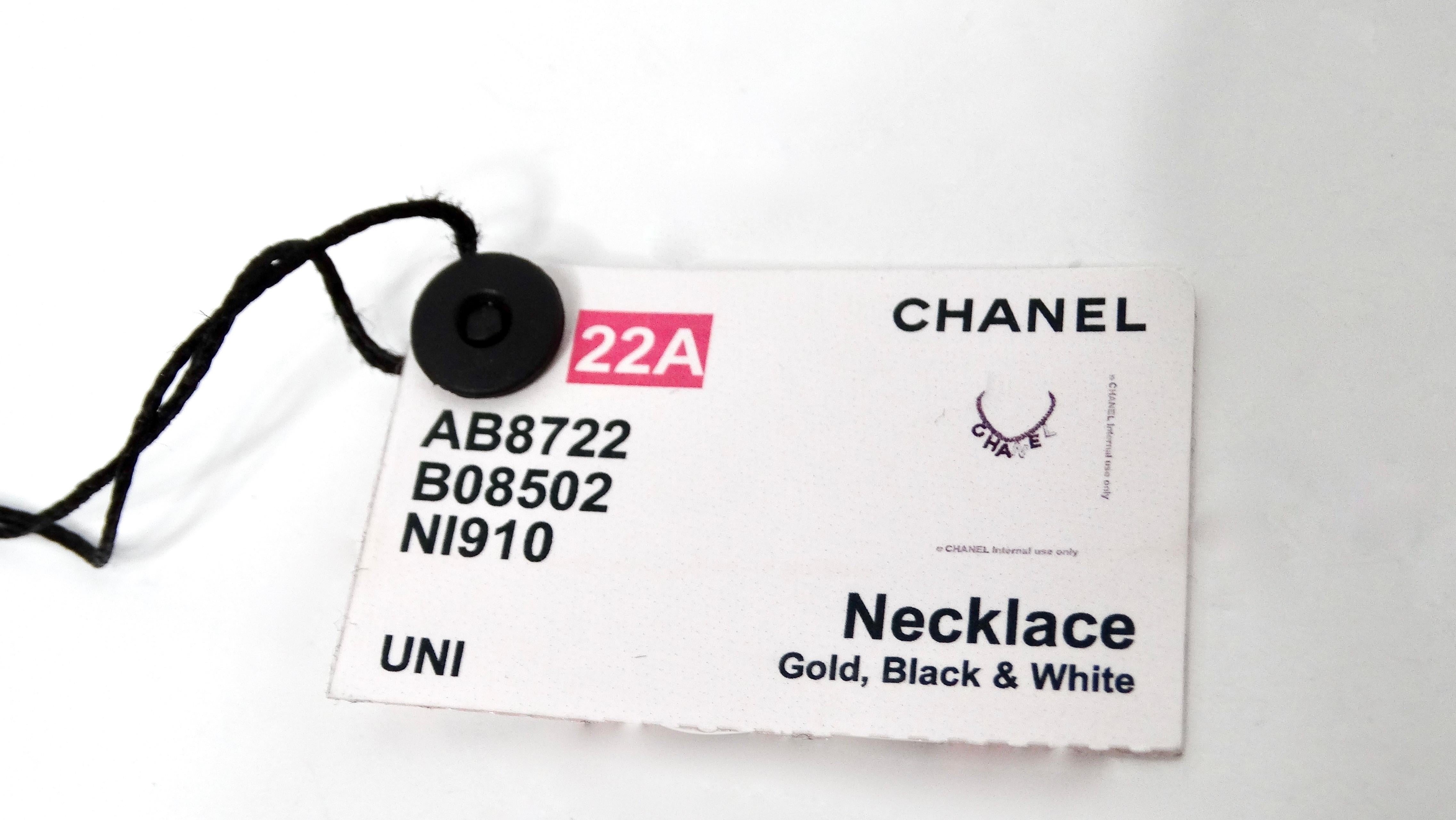 Chanel 2022 Collana a catena con logo bianco e nero in oro e charme in vendita 4