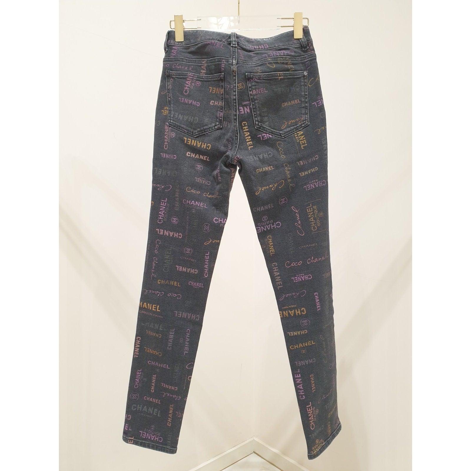 Grigio Chanel 2022 Graffiti Logo Printed Denim Jeans - Size 36 in vendita