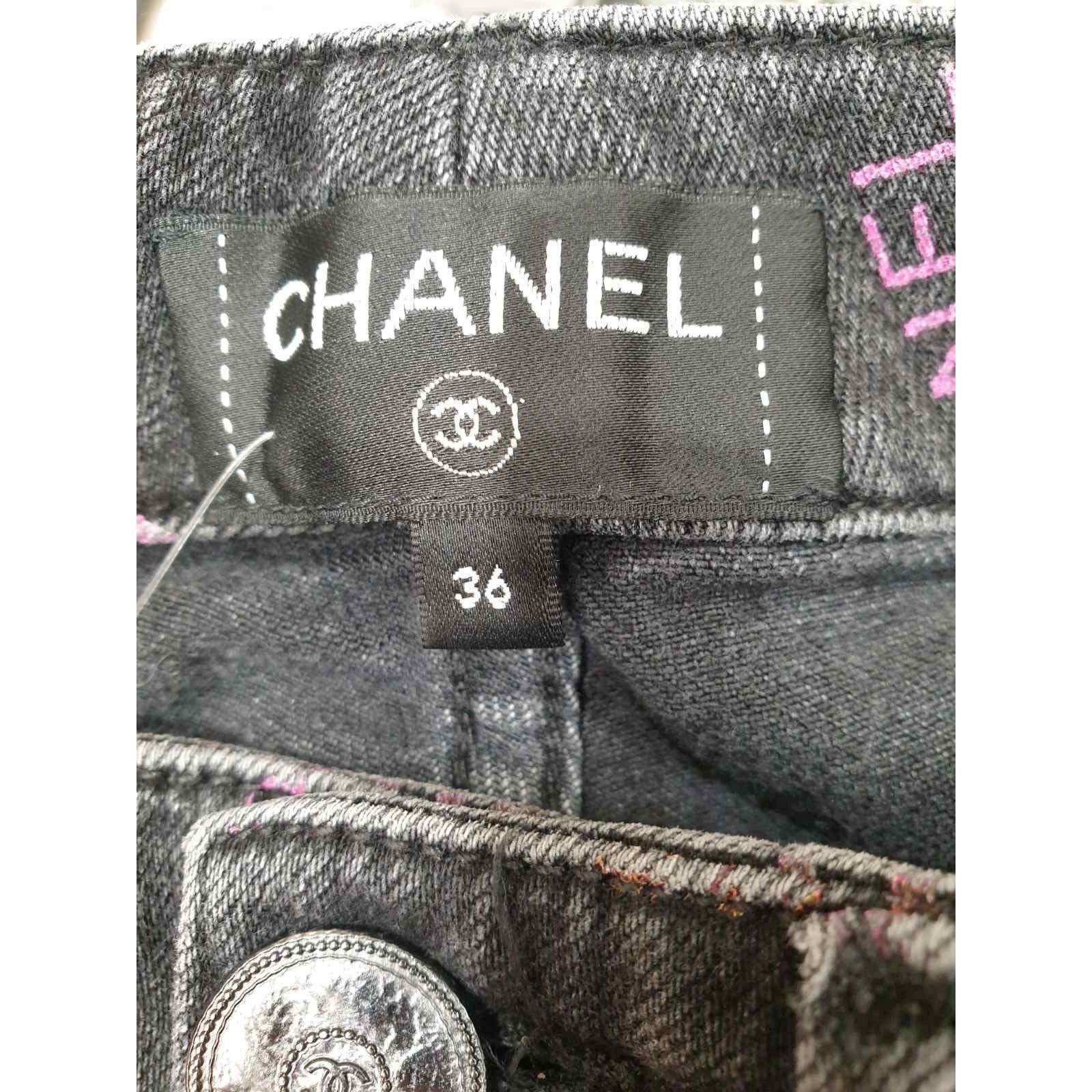 Chanel 2022 Graffiti Logo Printed Denim Jeans - Size 36 In condizioni ottime in vendita a Krakow, PL
