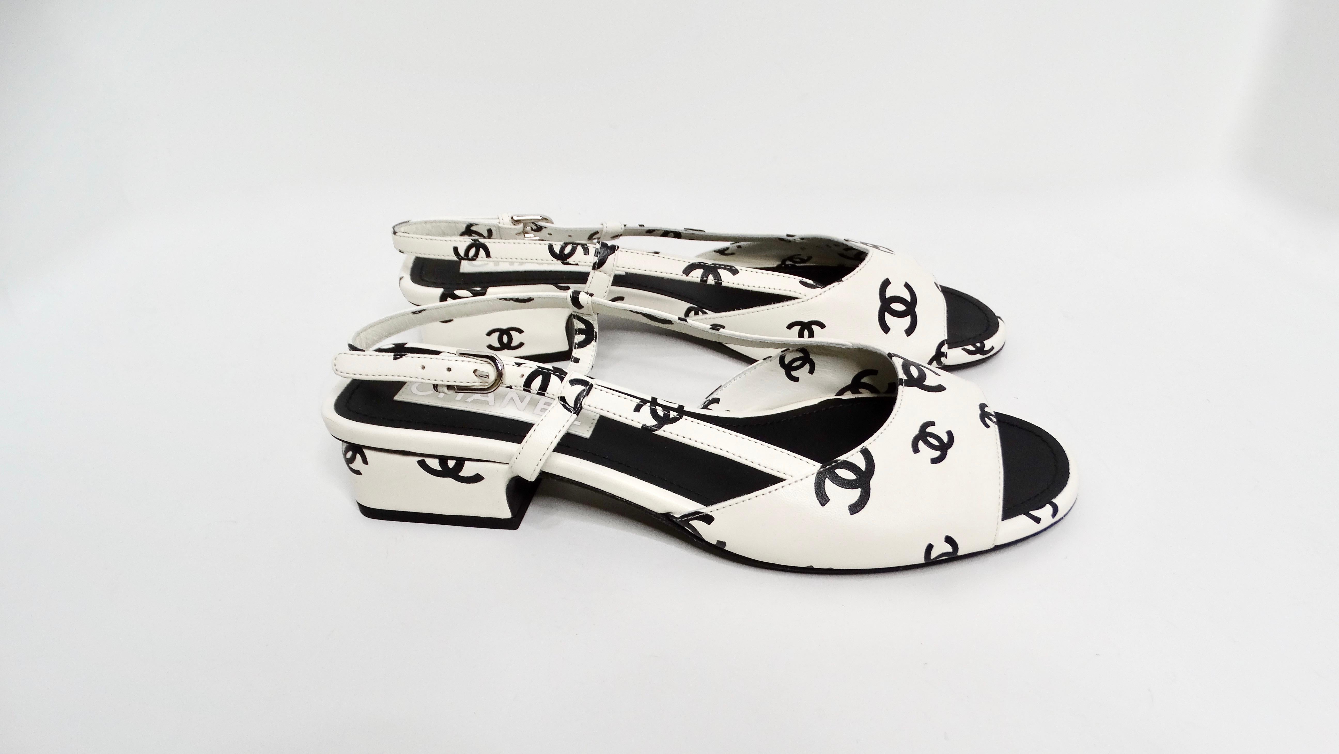 Chanel 2022 Lambskin White & Black Interlocking CC Print Slingback Sandals In Excellent Condition In Scottsdale, AZ