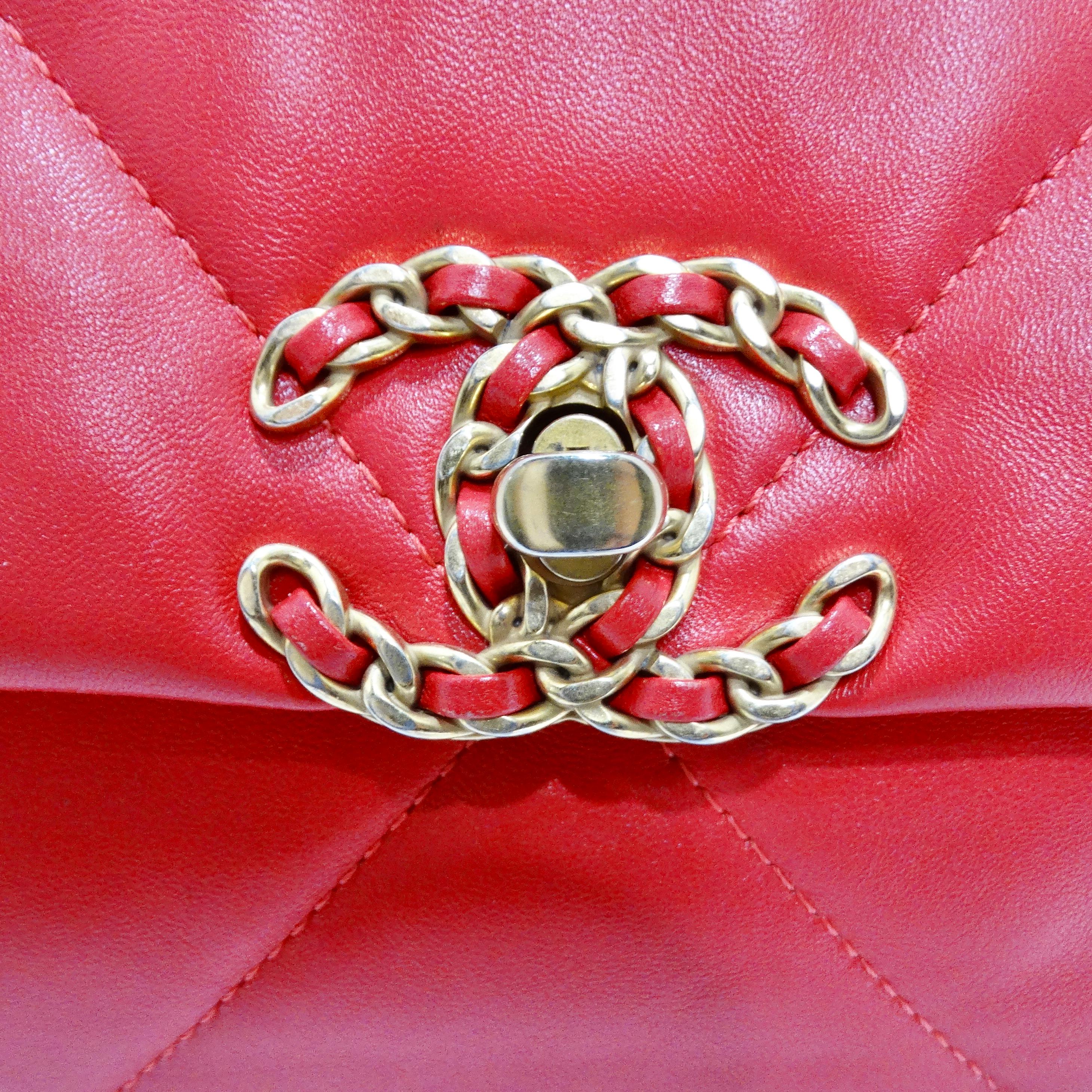 Voici l'authentique sac à rabat Chanel 2022 Medium 19 en rouge - un mélange intemporel d'élégance et de polyvalence ! Élevez votre style avec le sac à rabat Chanel 2022 Medium 19 en rouge, un chef-d'œuvre luxueux et authentique qui combine