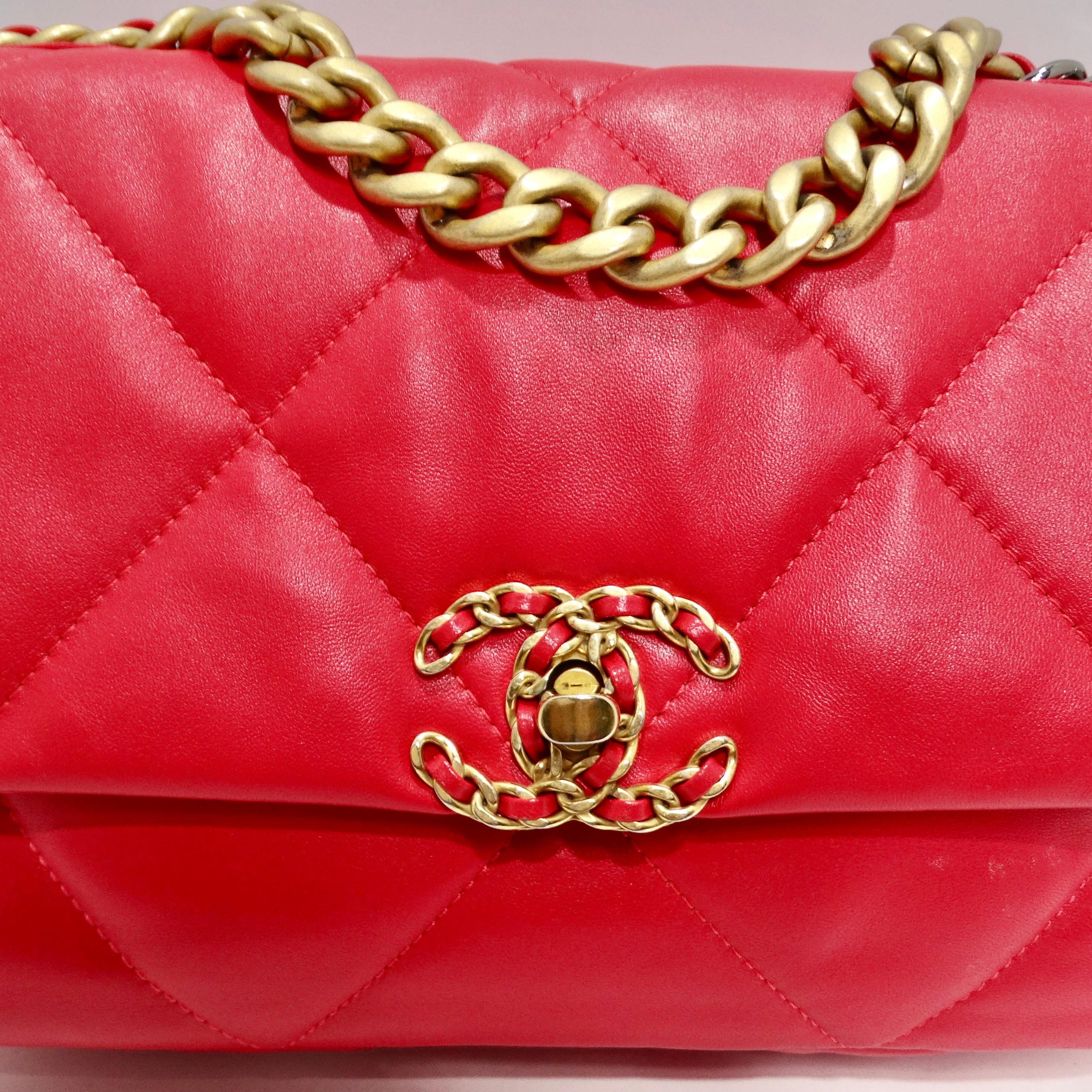 Chanel 2022 Medium 19 Flap Bag Red In Excellent Condition For Sale In Scottsdale, AZ