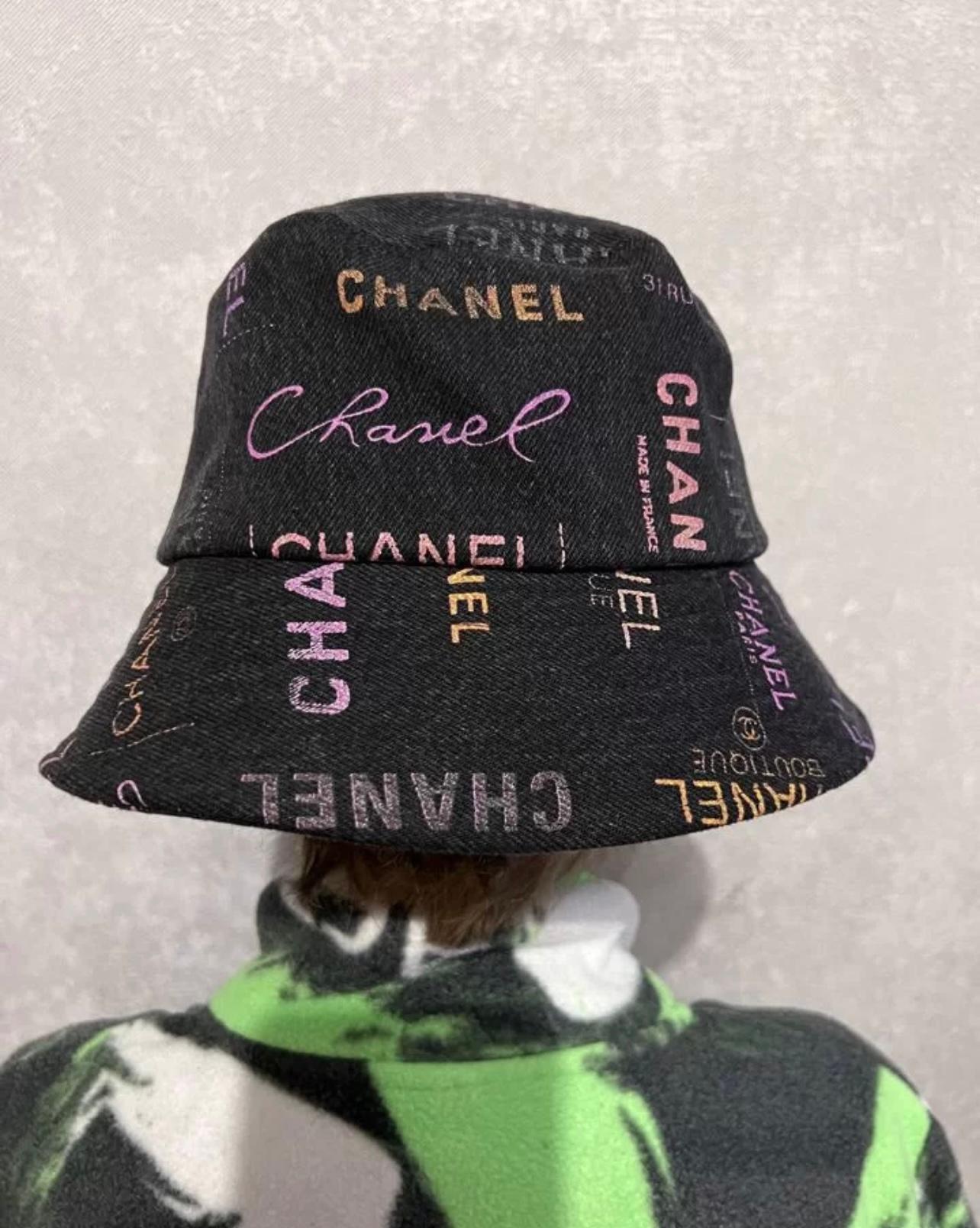 New Chanel black denim bucket hat with pale pink / orange logo from 2022 Spring Collection, 22P
Size mark M. Never worn.