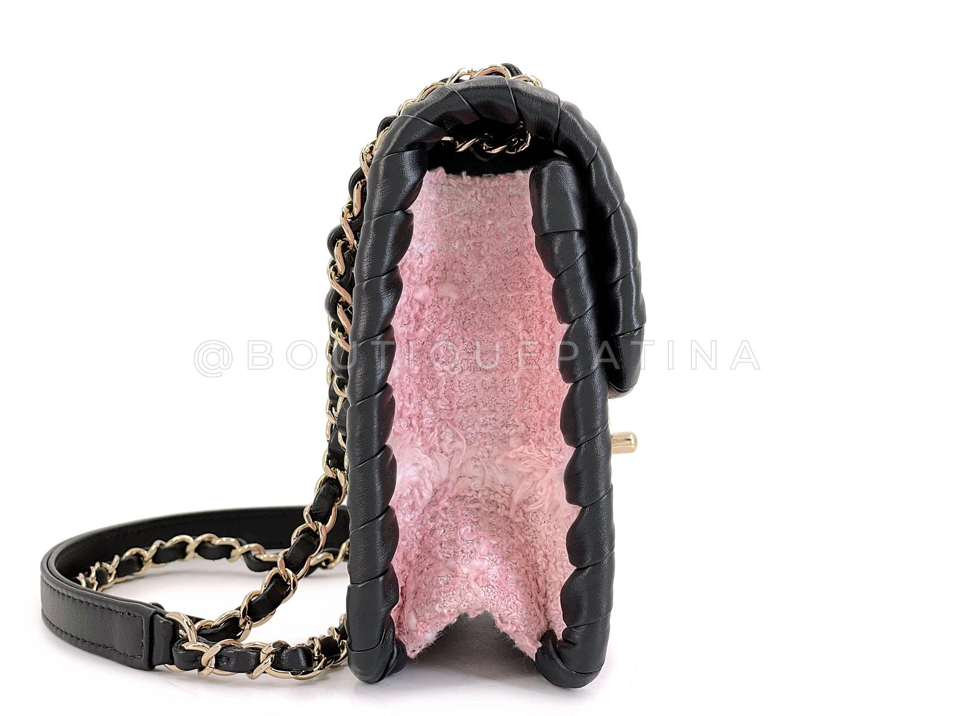 Chanel 2022 Pink Tweed Black Square Mini Flap Bag GHW 68476 Excellent état - En vente à Costa Mesa, CA