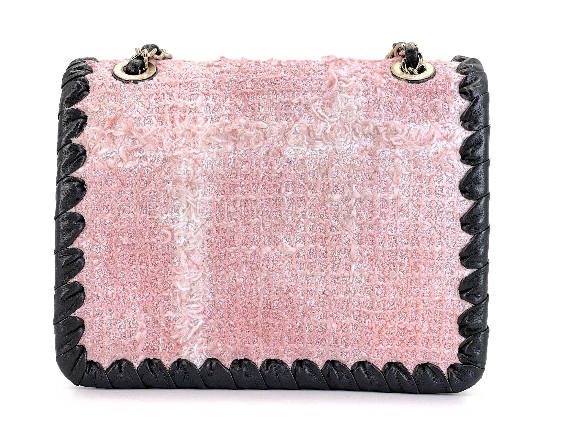 Chanel 2022 Pink Tweed Black Square Mini Flap Bag GHW 68476 Pour femmes en vente