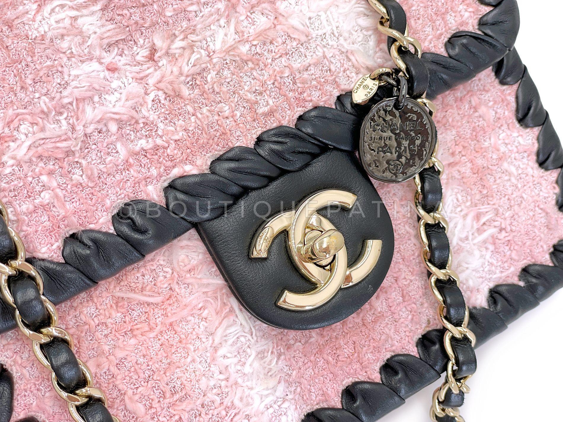 Chanel 2022 Pink Tweed Black Square Mini Flap Bag GHW 68476 en vente 3