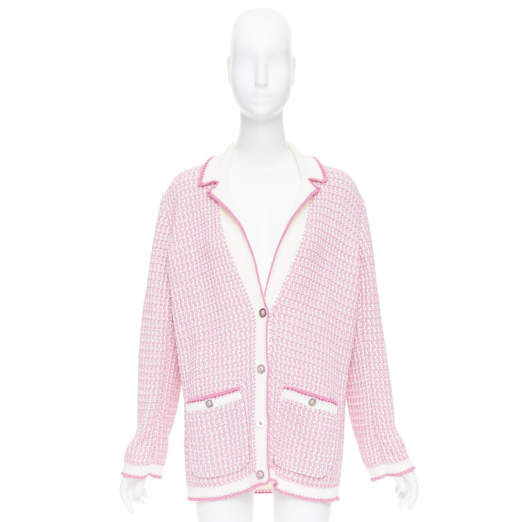 CHANEL 2022 Lange Strickjacke aus rosa-weißem Tweed mit Metallic-Knöpfen FR42 XL im Angebot 5