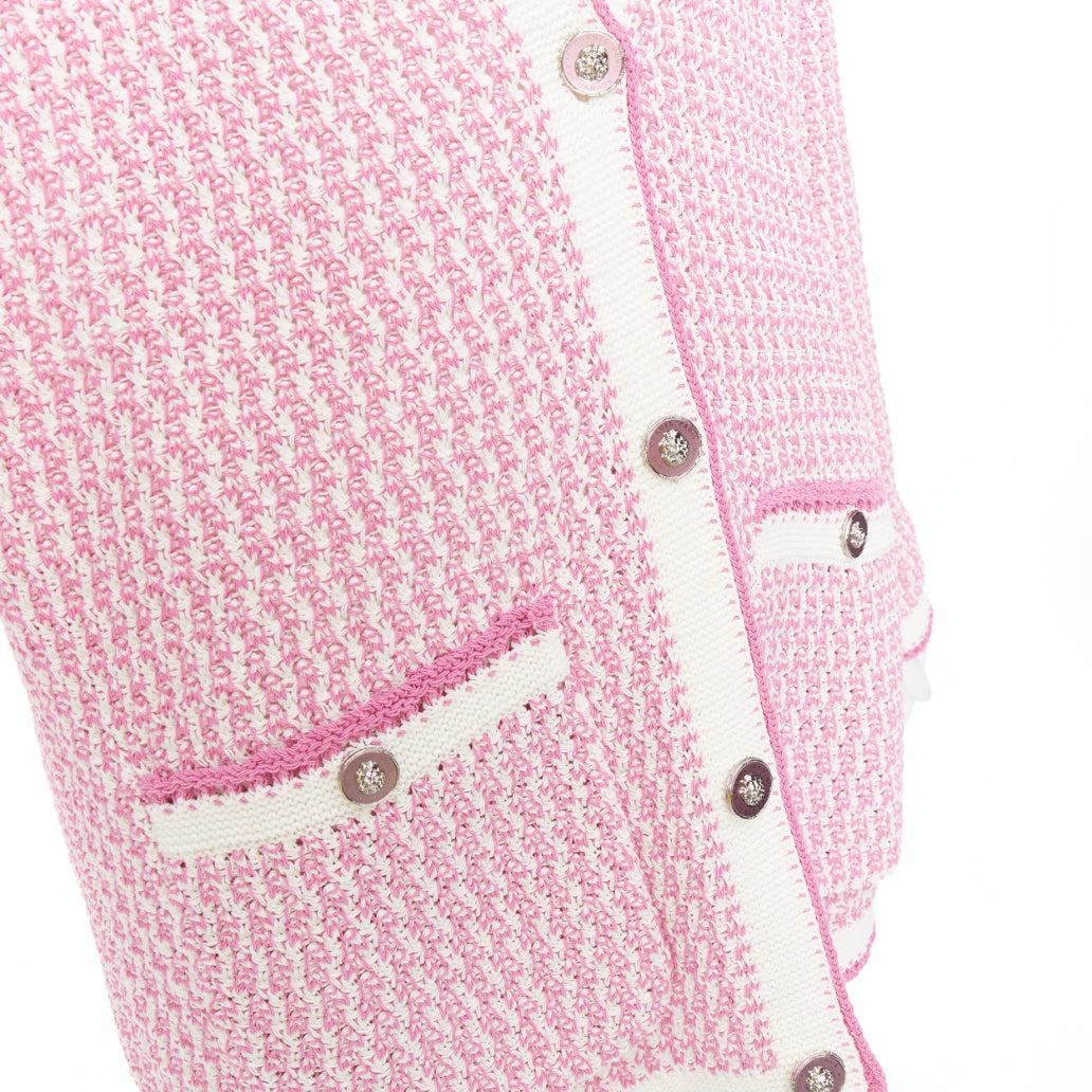 CHANEL 2022 Lange Strickjacke aus rosa-weißem Tweed mit Metallic-Knöpfen FR42 XL
Referenz: KNLM/A00380
Marke: Chanel
Designer: Virginie Viard
Collection'S: Frühjahr 2022
MATERIAL: Baumwolle
Farbe: Rosa, Creme
Muster: Solide
Verschluss: