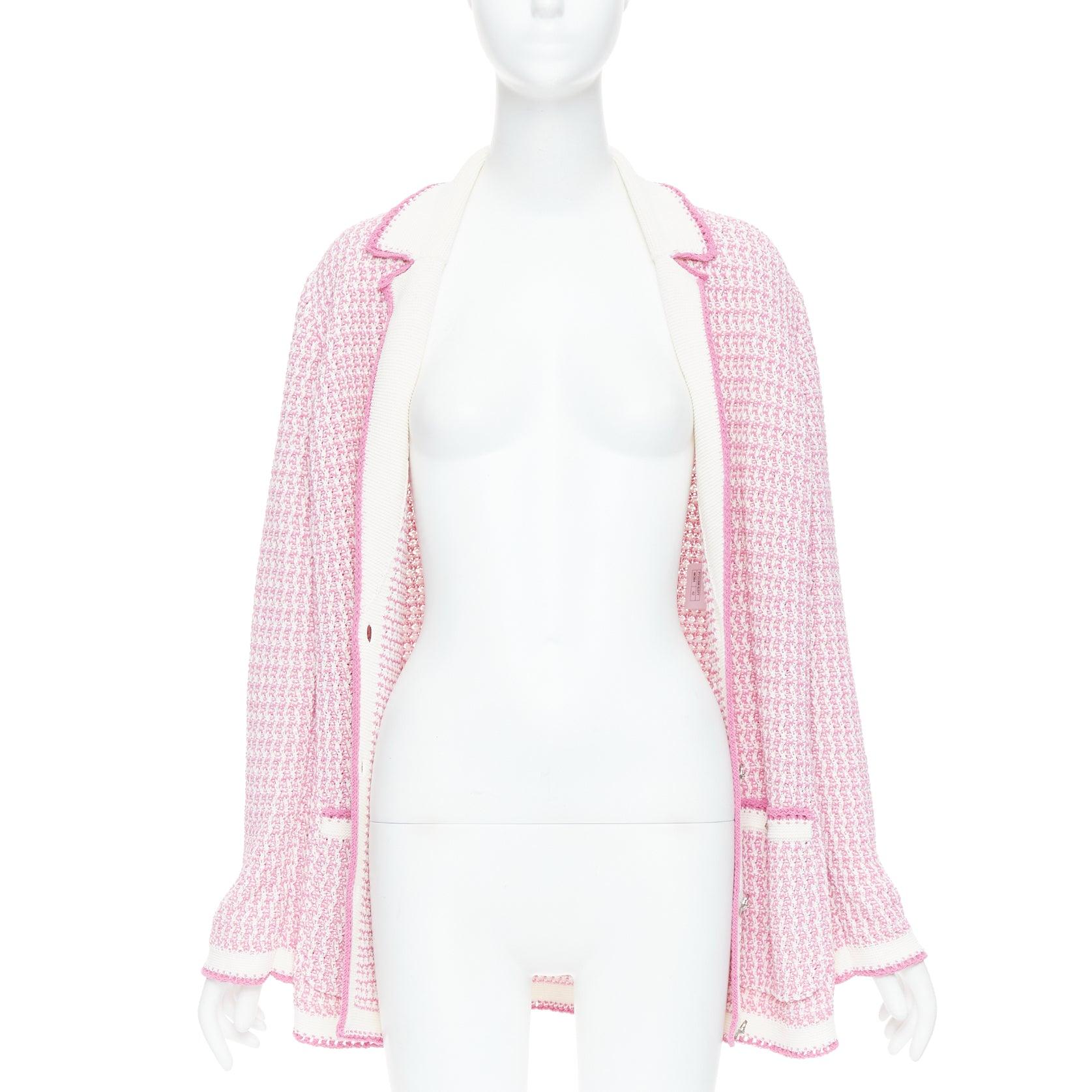 CHANEL 2022 Lange Strickjacke aus rosa-weißem Tweed mit Metallic-Knöpfen FR42 XL (Beige) im Angebot