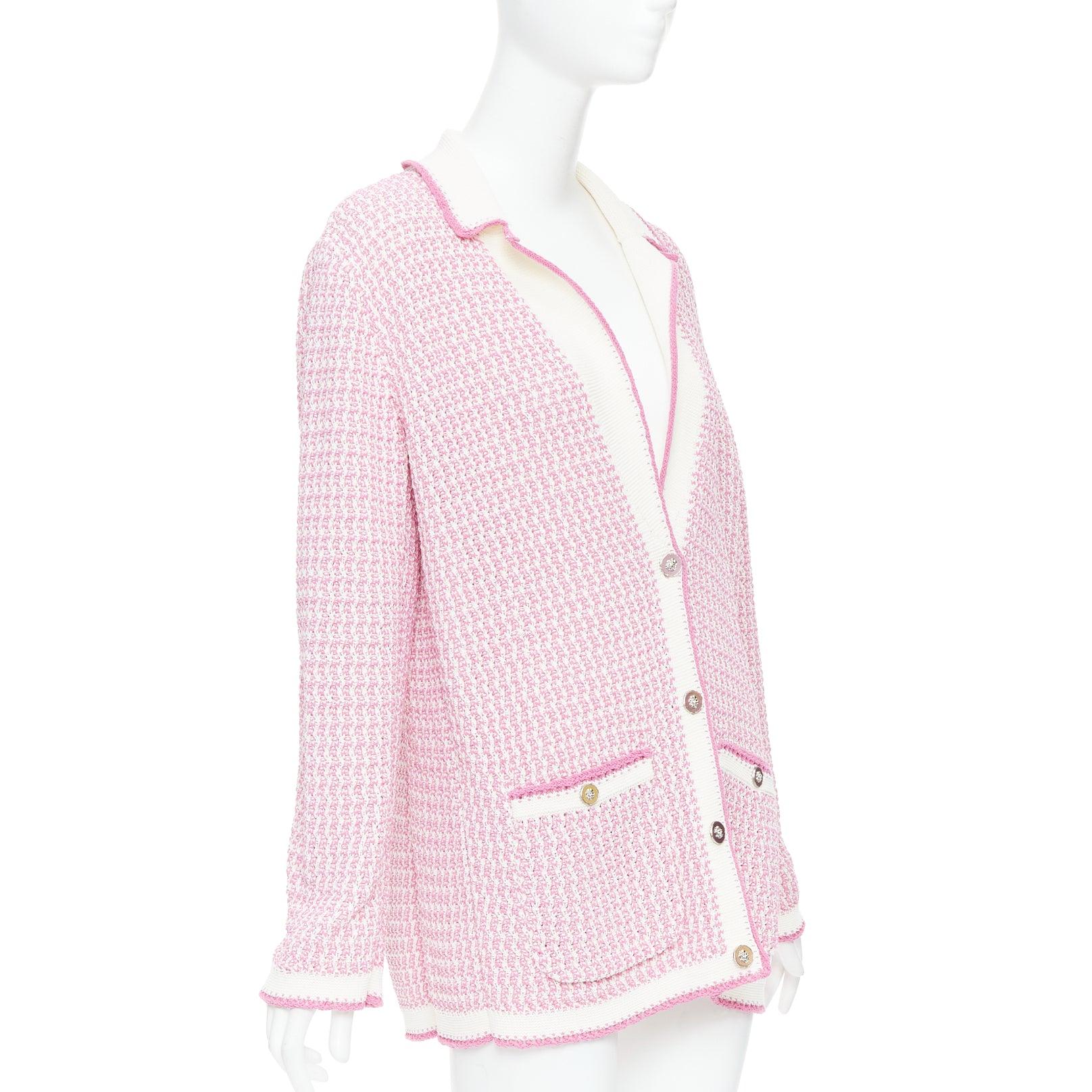 CHANEL 2022 Lange Strickjacke aus rosa-weißem Tweed mit Metallic-Knöpfen FR42 XL im Zustand „Hervorragend“ im Angebot in Hong Kong, NT
