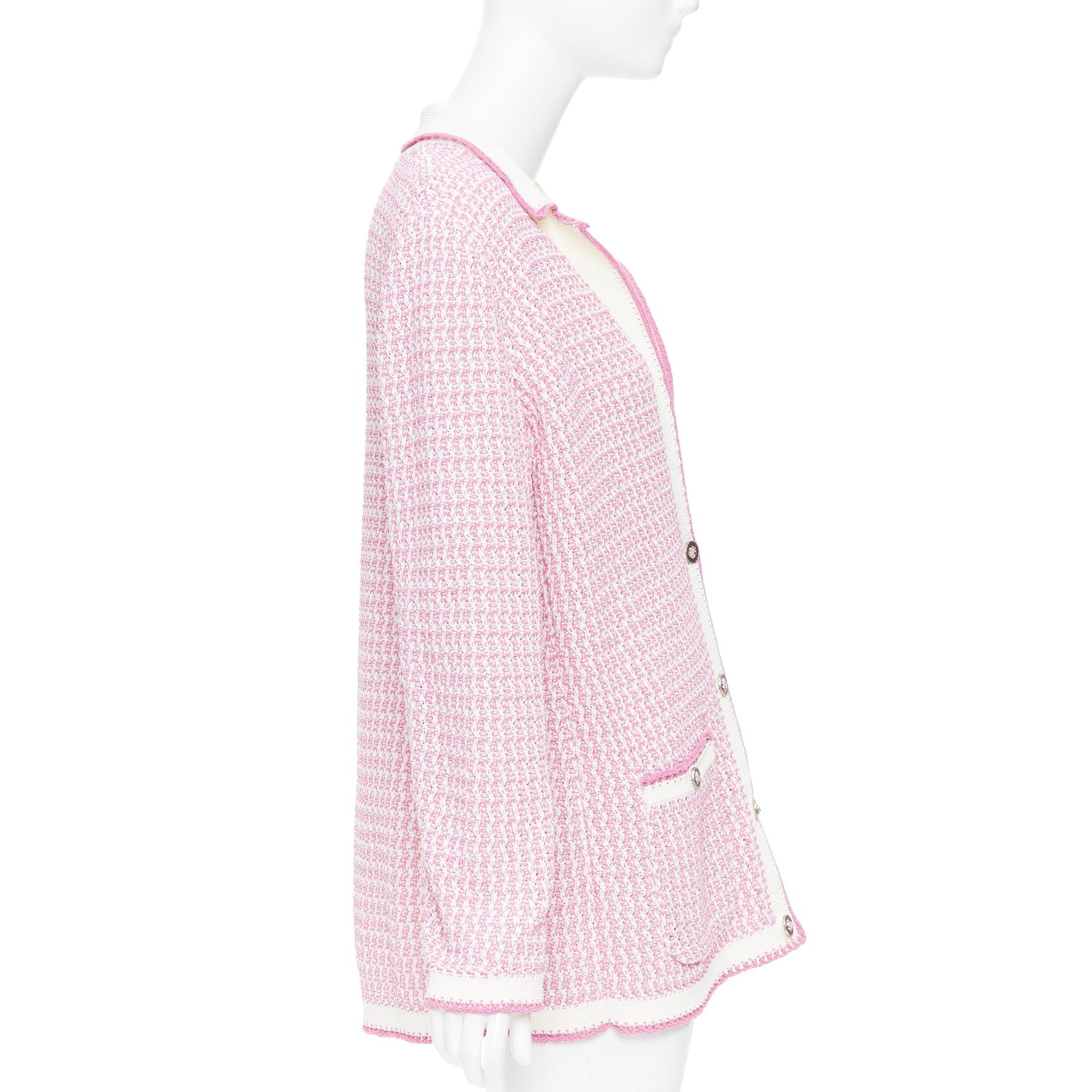 CHANEL 2022 Lange Strickjacke aus rosa-weißem Tweed mit Metallic-Knöpfen FR42 XL Damen im Angebot
