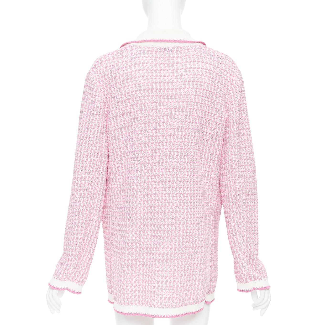 CHANEL 2022 Lange Strickjacke aus rosa-weißem Tweed mit Metallic-Knöpfen FR42 XL im Angebot 1
