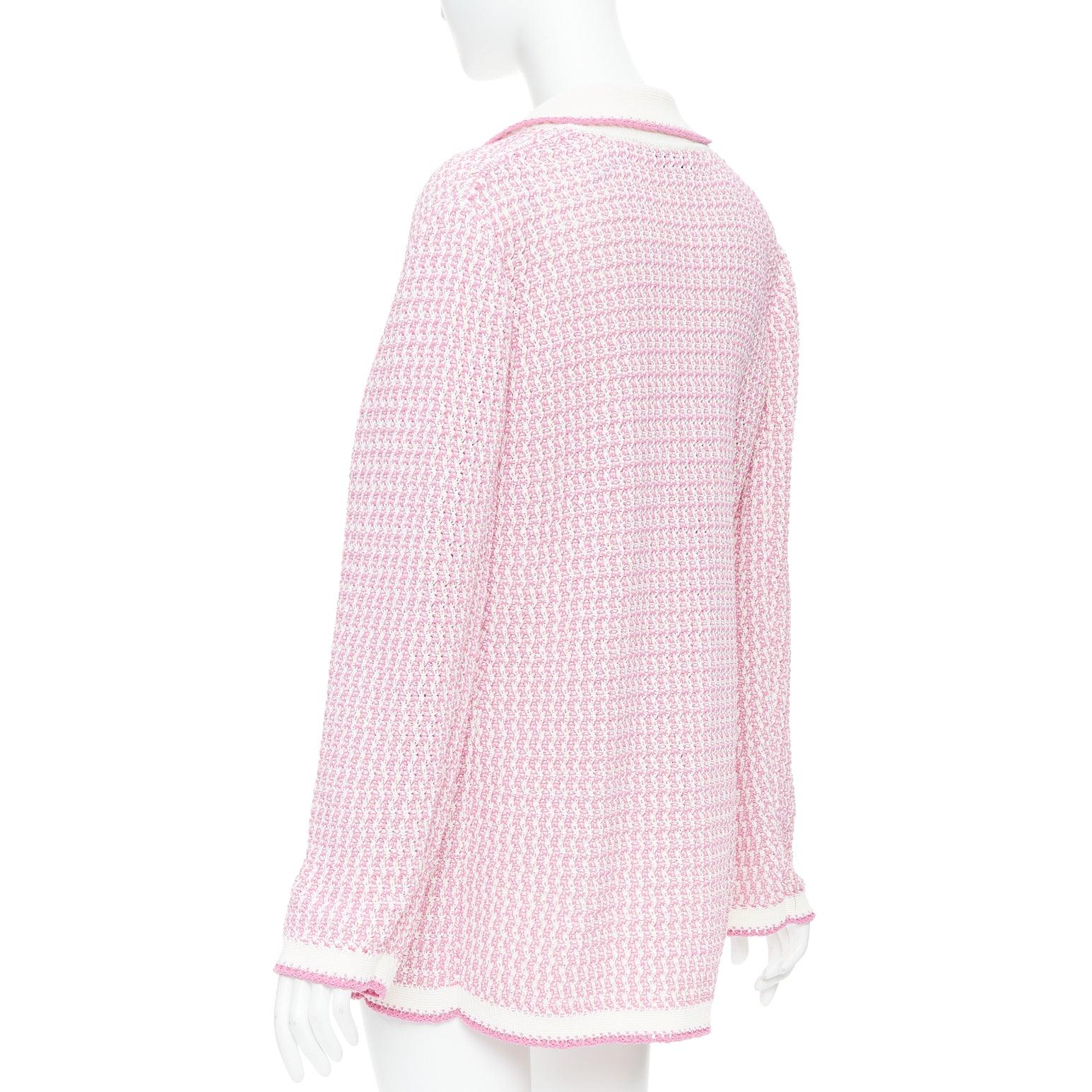 CHANEL 2022 Lange Strickjacke aus rosa-weißem Tweed mit Metallic-Knöpfen FR42 XL im Angebot 2