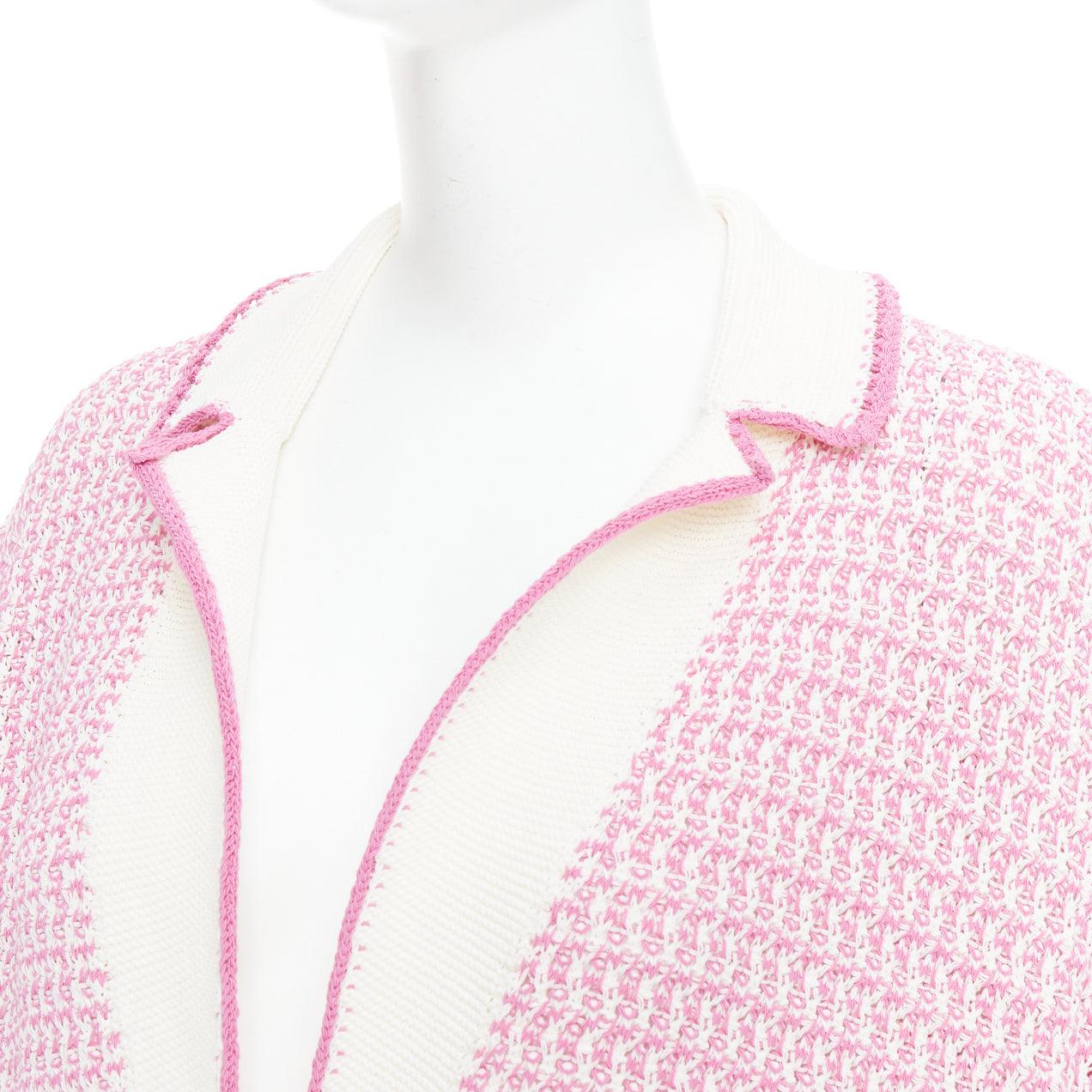 CHANEL 2022 Lange Strickjacke aus rosa-weißem Tweed mit Metallic-Knöpfen FR42 XL im Angebot 3