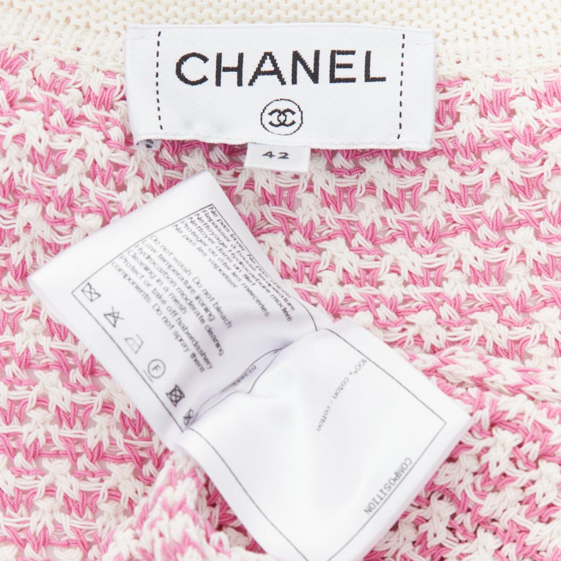 CHANEL 2022 Lange Strickjacke aus rosa-weißem Tweed mit Metallic-Knöpfen FR42 XL im Angebot 4