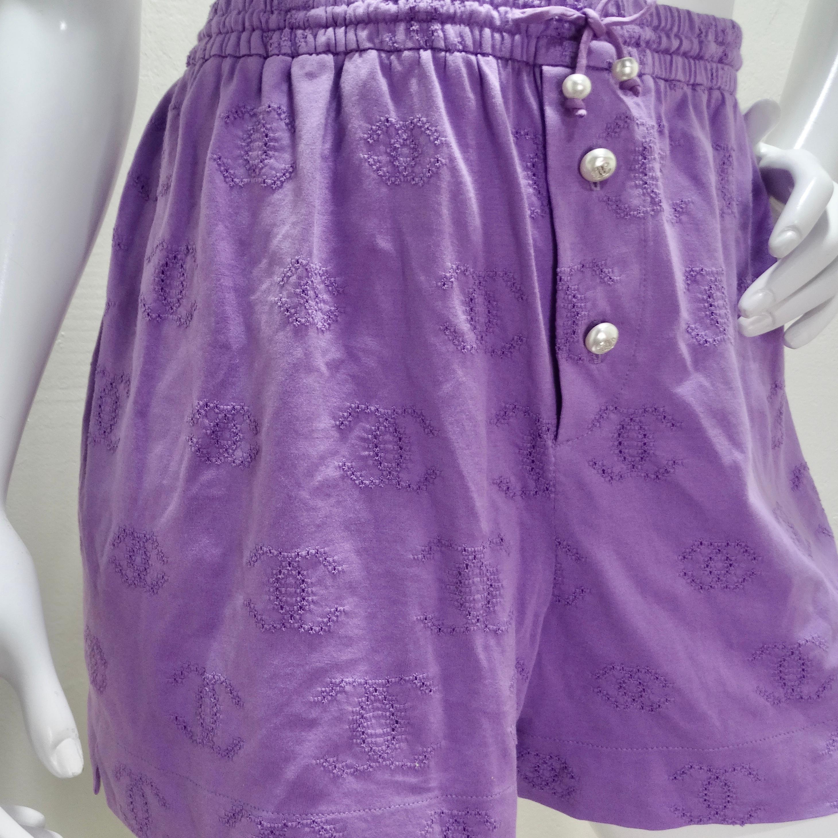 Get your hands on the Chanel 2022 Purple CC Logo Faux Pearl Shorts, a fusion of comfort and luxury that encapsulates the essence of Chanel's timeless allure. Elevate your casual and relaxed daytime look with these exquisite shorts. These classic