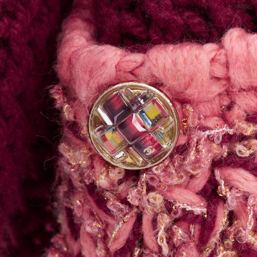 CHANEL 2022 Runway 100% cashmere burgundy pink tweed 4 pockets cardigan FR34 XS
Reference: KYCG/A00166
Brand: Chanel
Designer: Virginie Viard
Collection: 2022 - Runway
Material: 100% Cashmere
Color: Burgundy, Pink
Pattern: Solid
Made in: