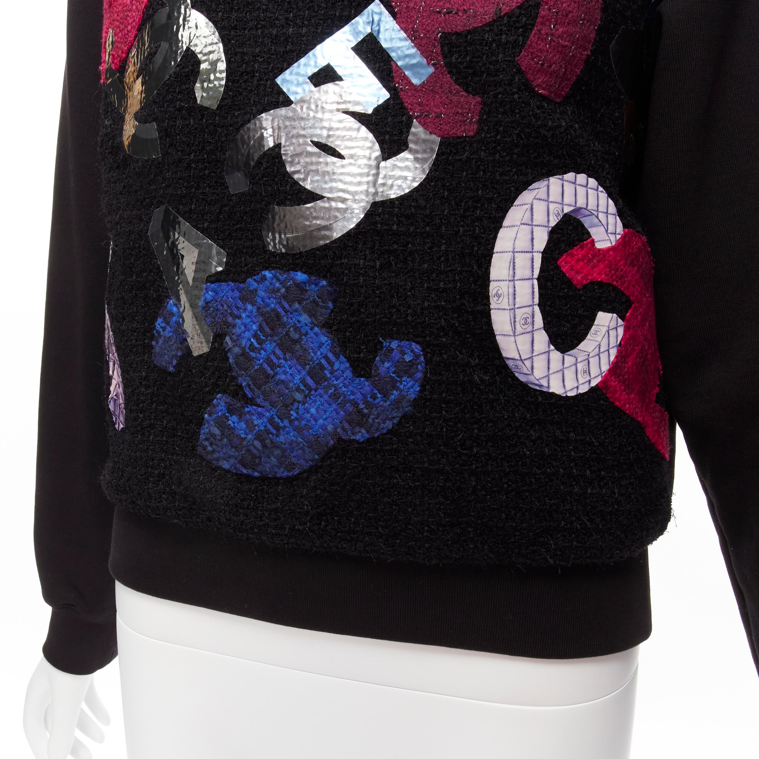 CHANEL 2022 Runway metallic CC logo graphic black tweed crew sweater FR34 XS For Sale 2