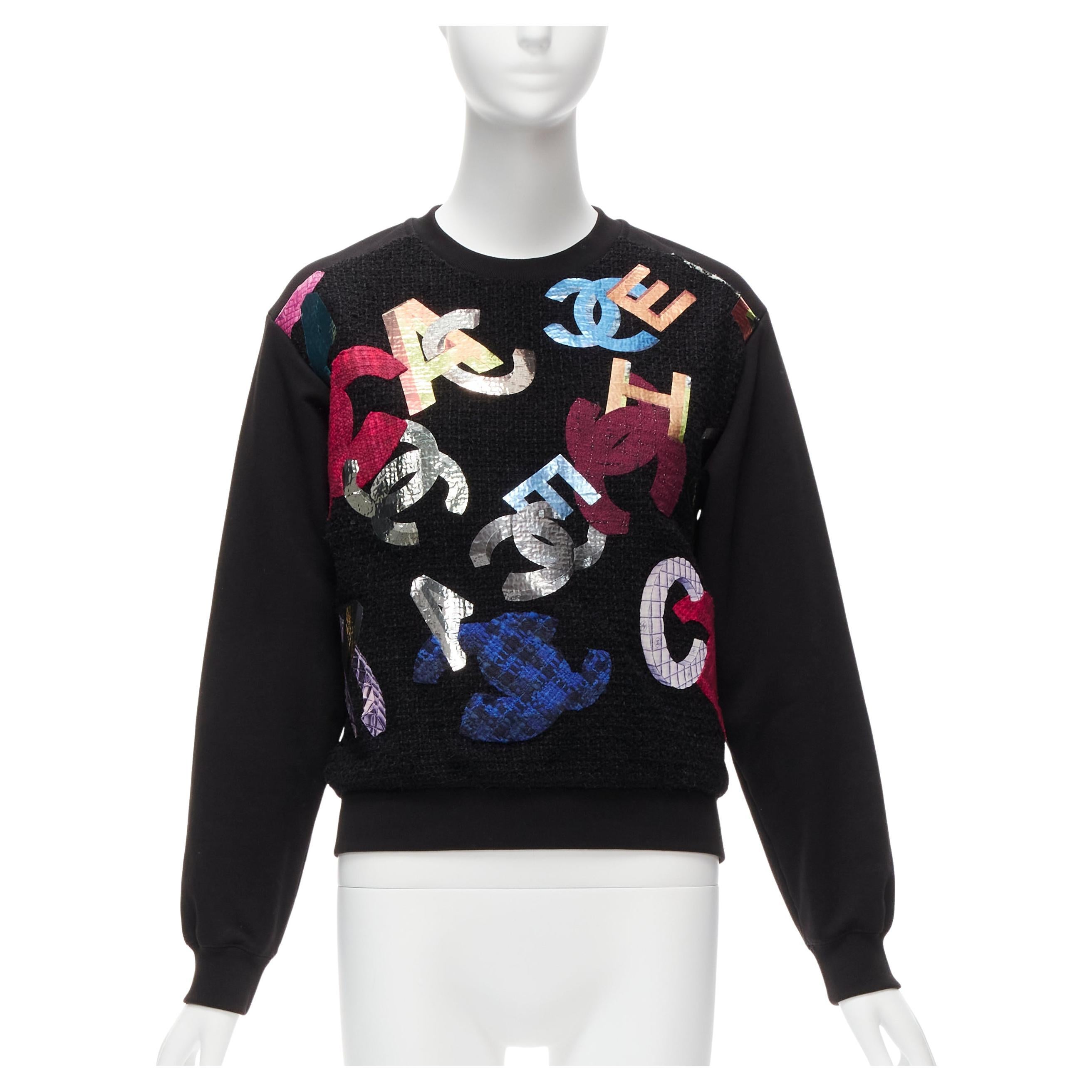 CHANEL 2022 Runway metallic CC logo graphic black tweed crew sweater FR34 XS For Sale