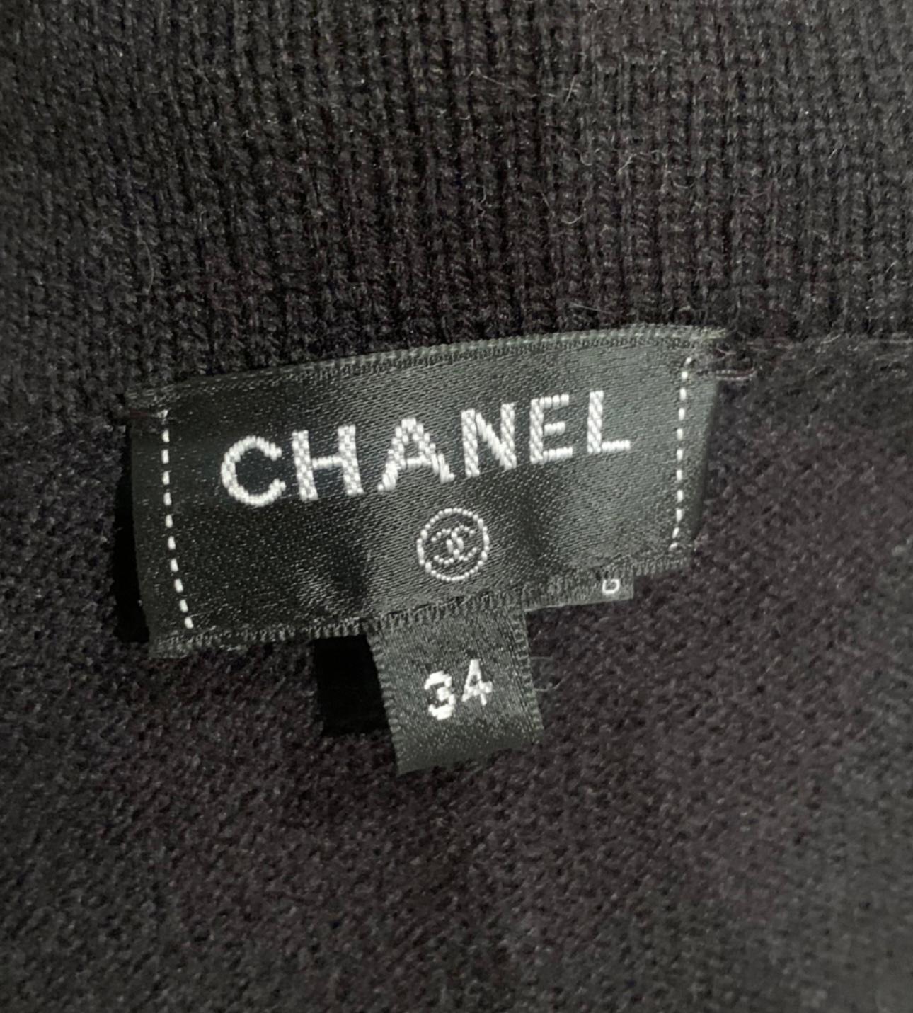 Cardigan Chanel printemps/été 2022 boutons CC noirs en cachemire 6