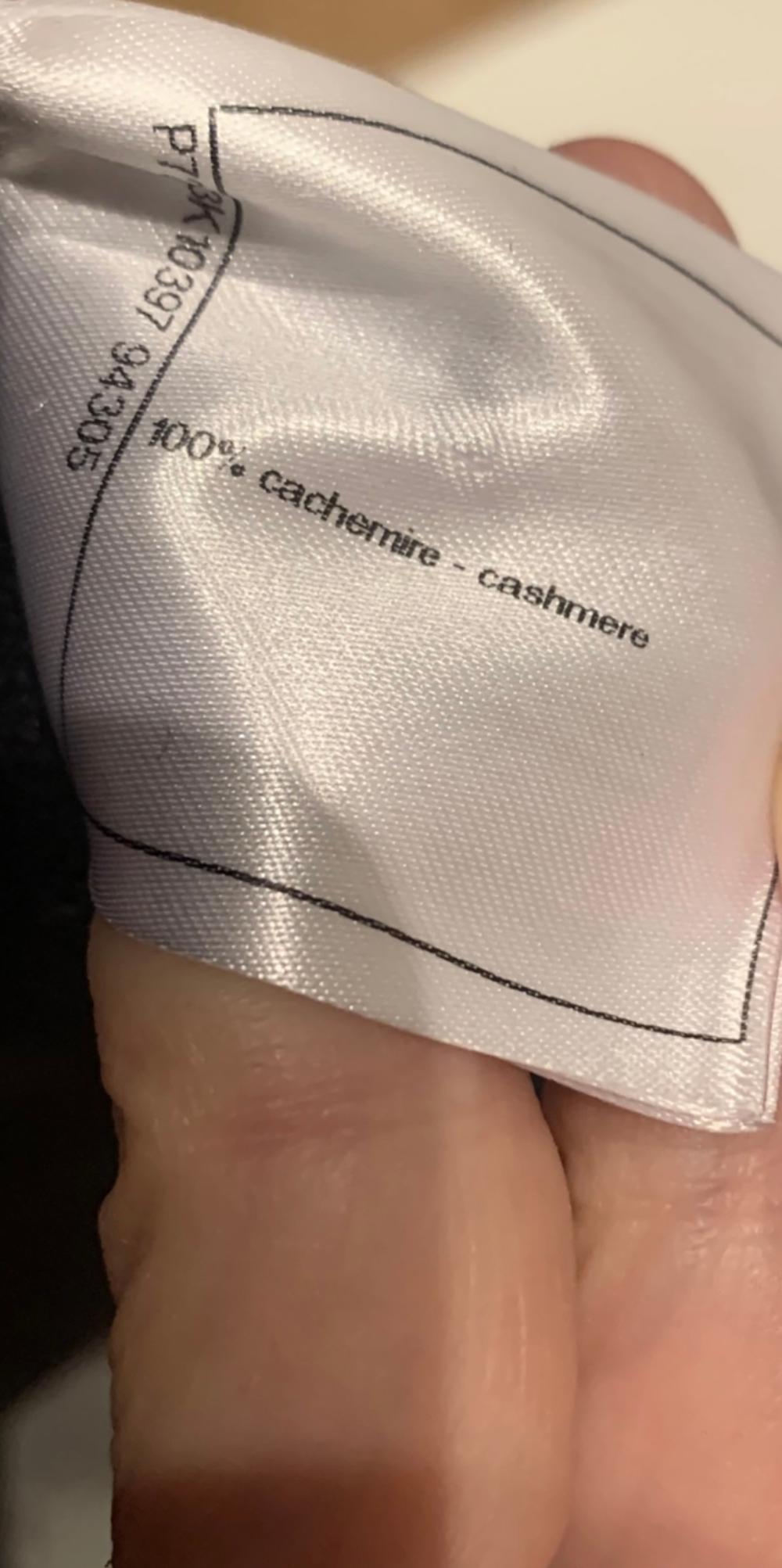 Cardigan Chanel printemps/été 2022 boutons CC noirs en cachemire 7