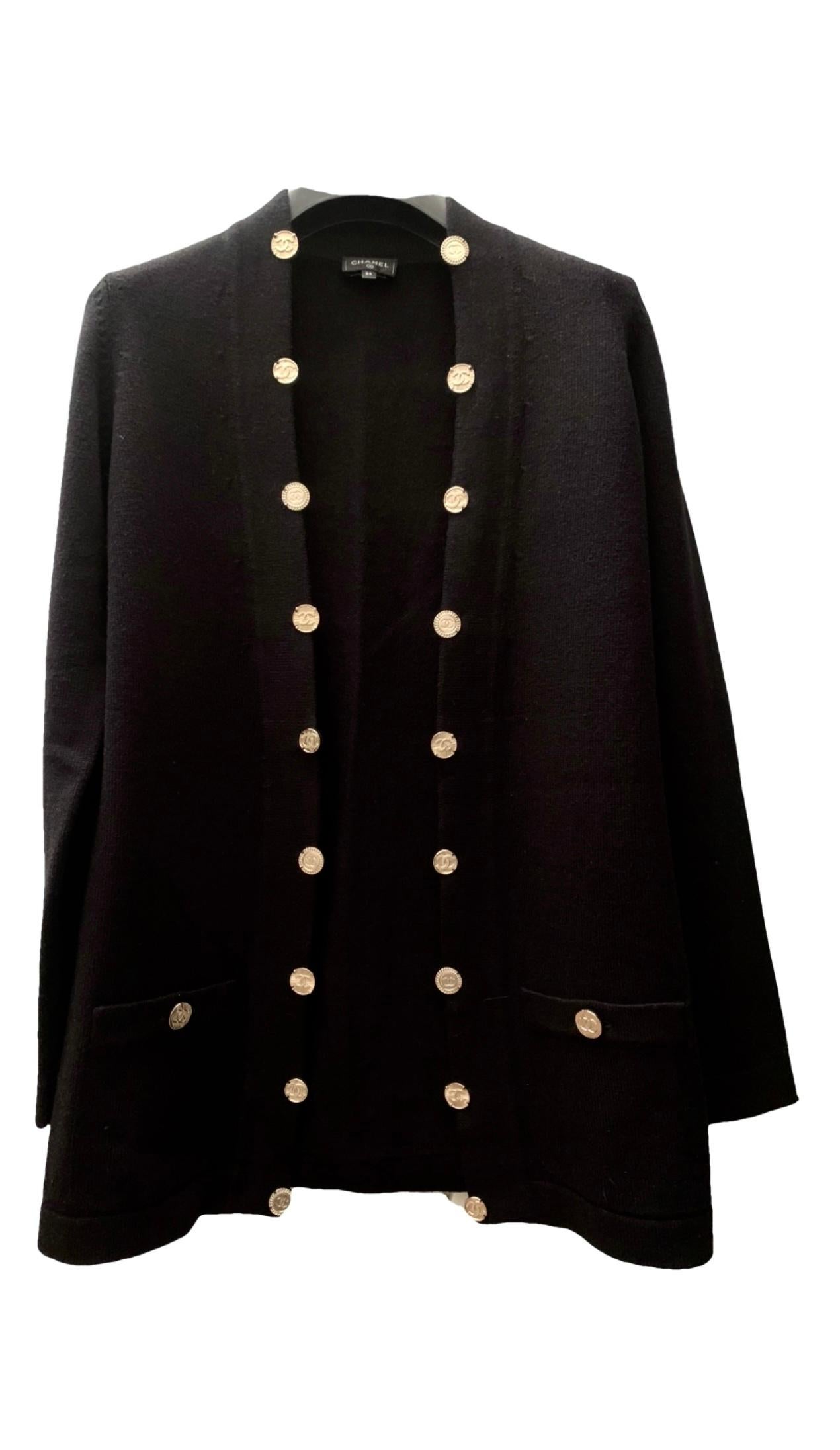 Chanel 2022 Spring New CC Buttons Black Cashmere Cardigan In New Condition For Sale In Dubai, AE