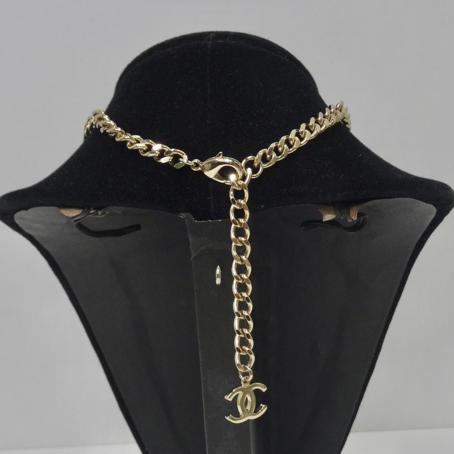 Chanel 2022 Strass Interlocking 'C' Turn Lock Halsband 4