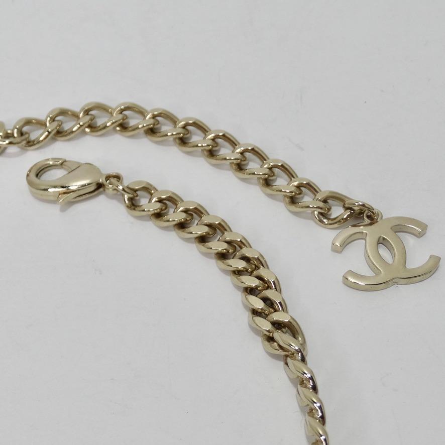 Chanel 2022 Strass Interlocking 'C' Turn Lock Halsband 1