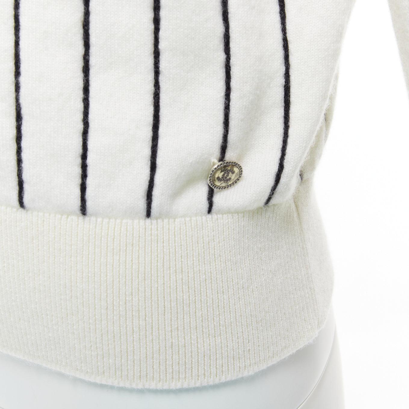 CHANEL 2023 100% cashmere cream black striped logo varsity sweater top FR36 S
Reference: MAFK/A00011
Brand: Chanel
Designer: Virginie Viard
Collection: SS 2023
Material: Cashmere
Color: White, Black
Pattern: Striped
Closure: Slip On
Extra Details: