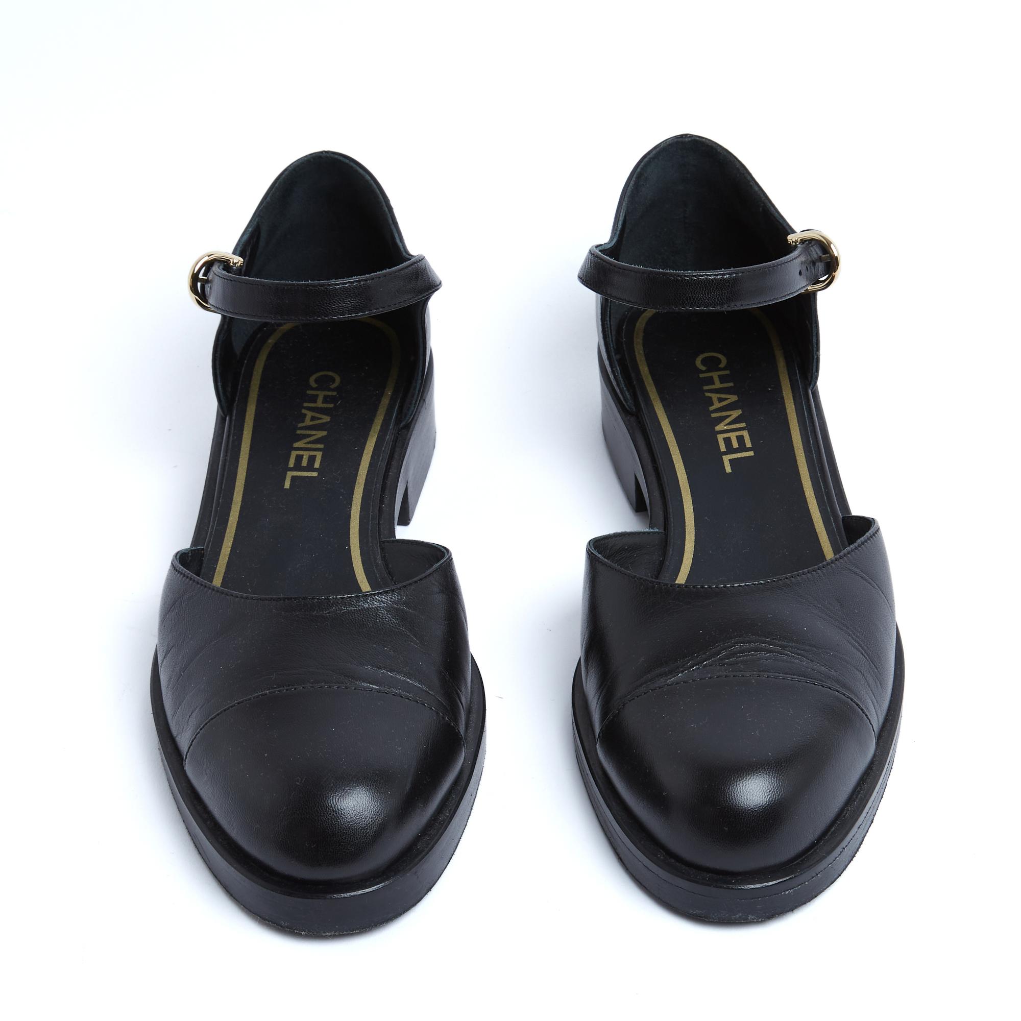 Collection Chanel PE2023 Ballerines de style Mary Jane en cuir lisse noir fermées par une boucle à ardillon, bout rond, épaisse semelle de cuir doublée de caoutchouc noir. Taille EU39 (souvent un peu petite chez Chanel) ou UK6 et US8 ou 8,5 : talon