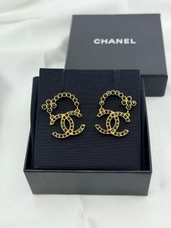 CHANEL 2023 Schwarz-goldene CC-Ohrringe mit Blumenmuster