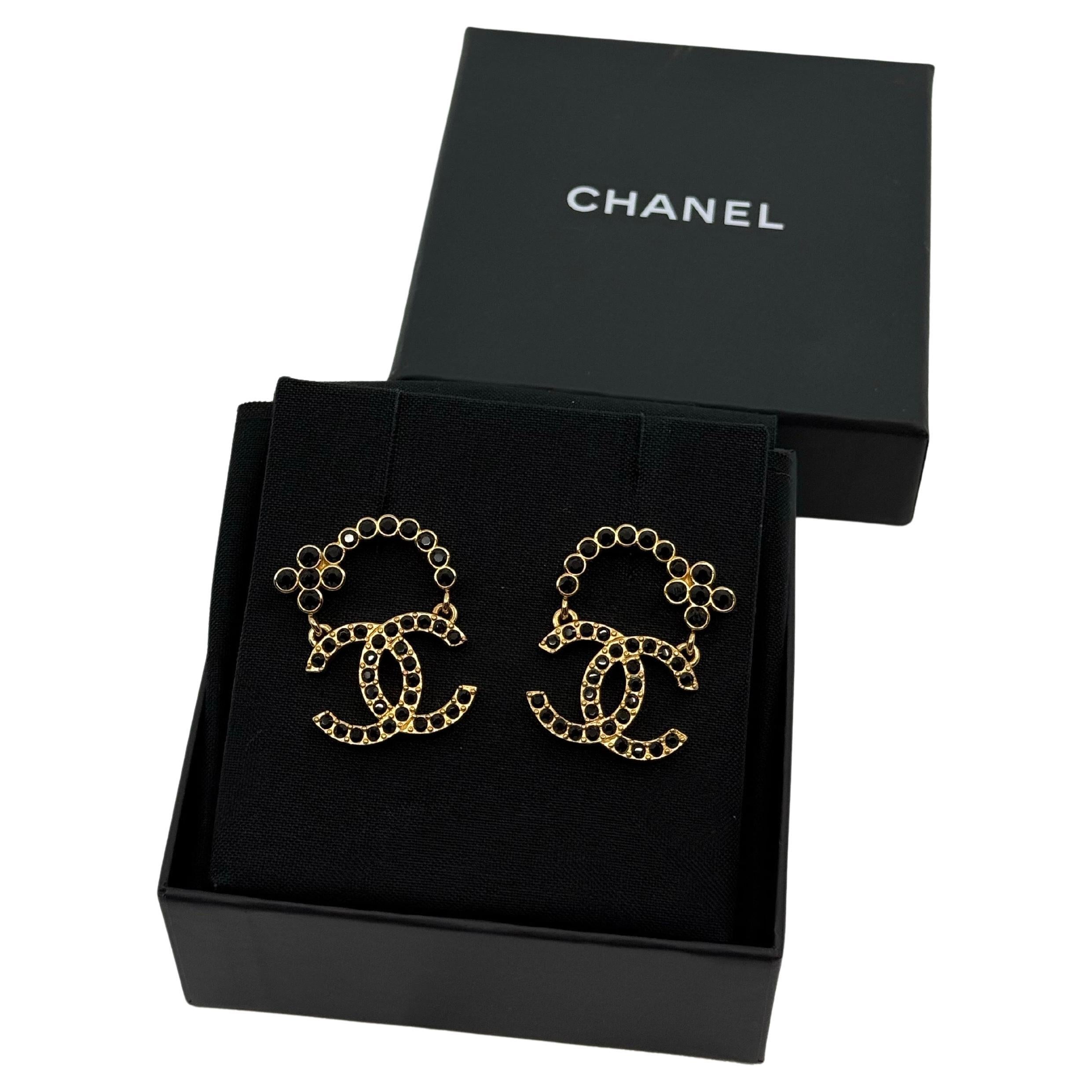 CHANEL 2023 Black and Gold CC Floral Dangle Earrings For Sale