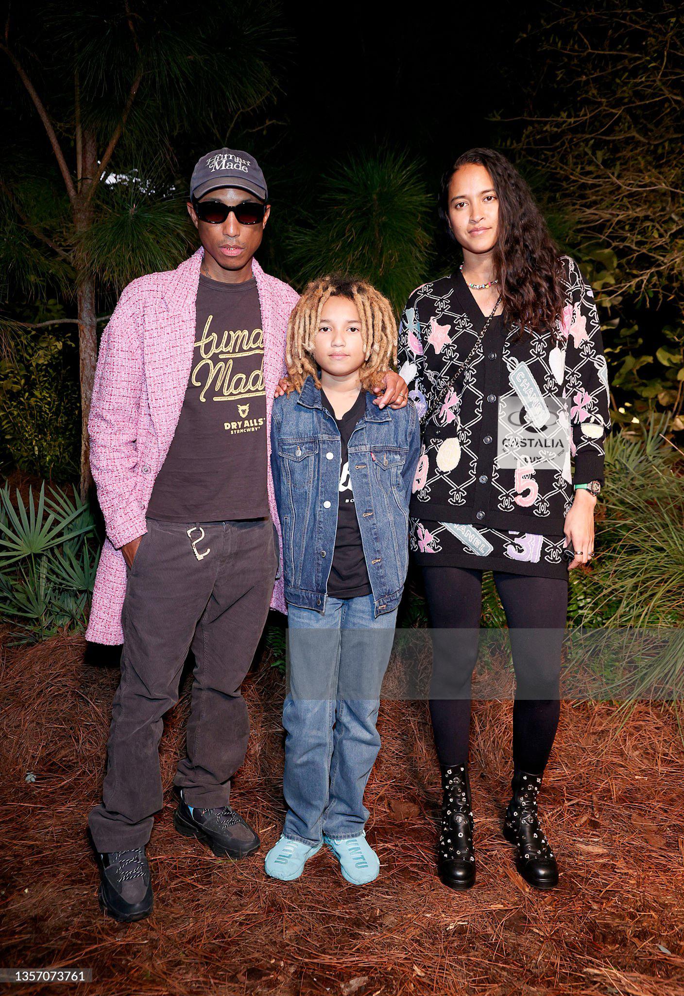 Chanel 2023 Schwarz Kaschmir Strickjacke Hoodie CC Logo 34 FR im Angebot 1