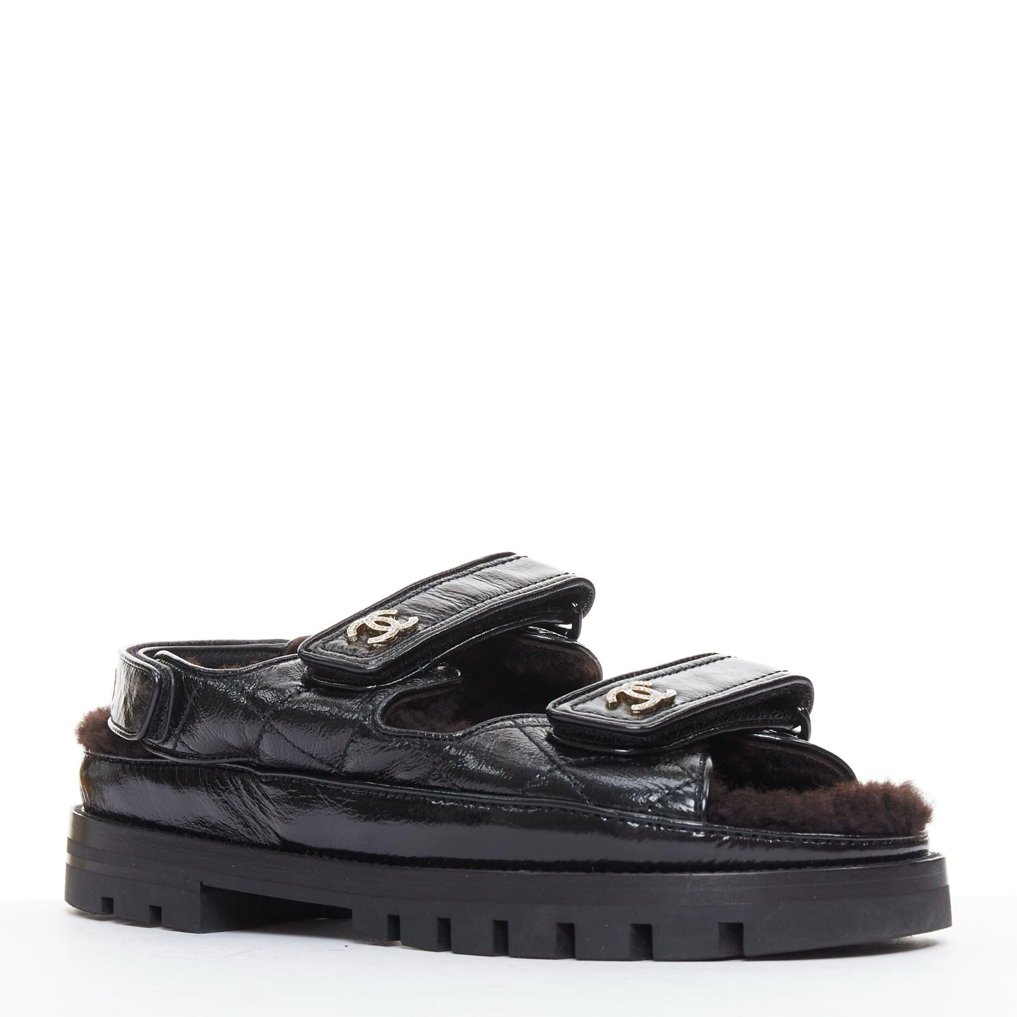 CHANEL 2023 negro laminado piel de cordero shearling cristal CC dad sandalias EU37
Referencia: KYCG/A00208
Marca: Chanel
Colección: 2023 AW
Material: Piel
Color: Negro, Plata
Patrón: Sólido
Cierre: Cinta mágica
Forro Shearling negro
Detalles