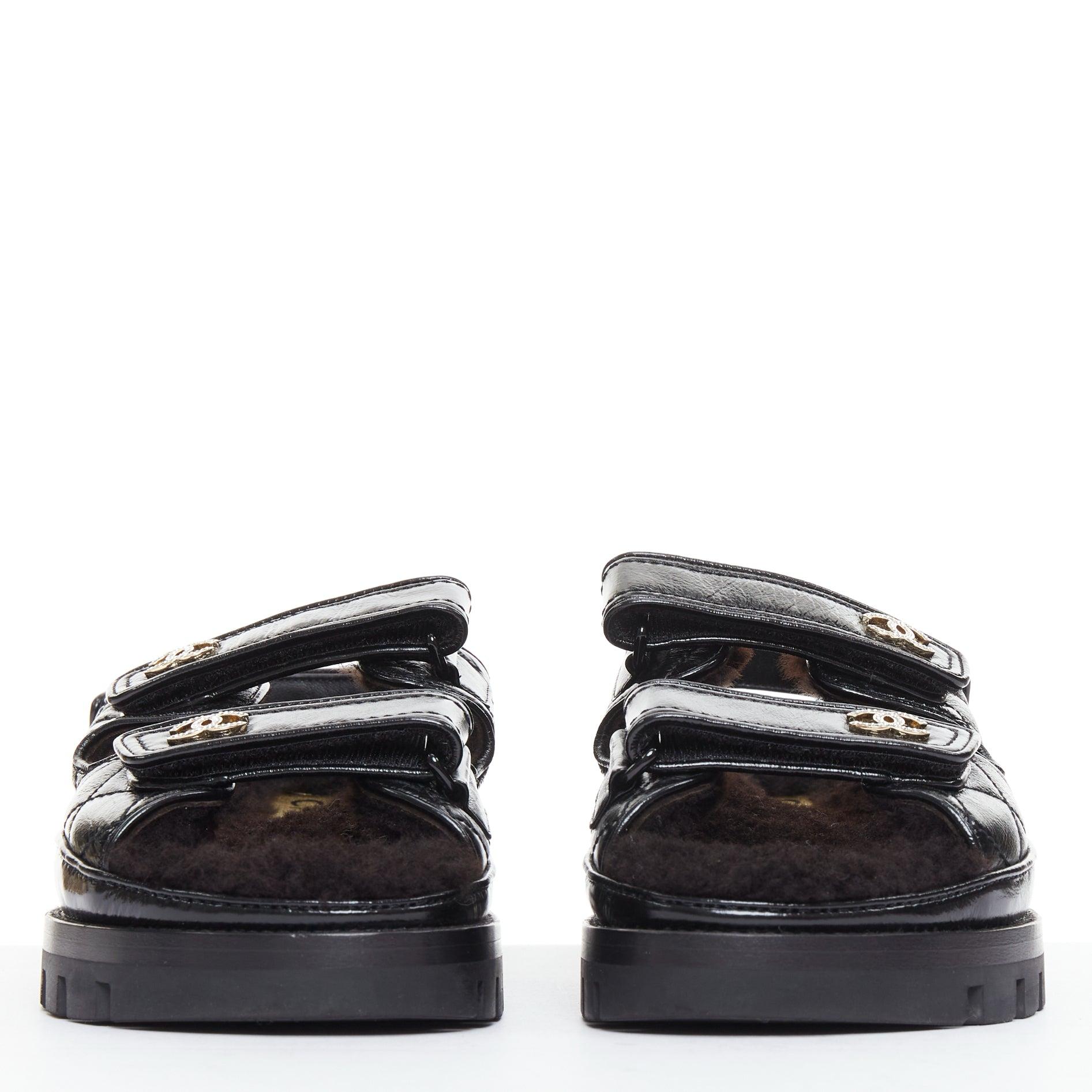 CHANEL 2023 negro laminado piel de cordero shearling cristal CC dad sandalias EU37 Negro en venta