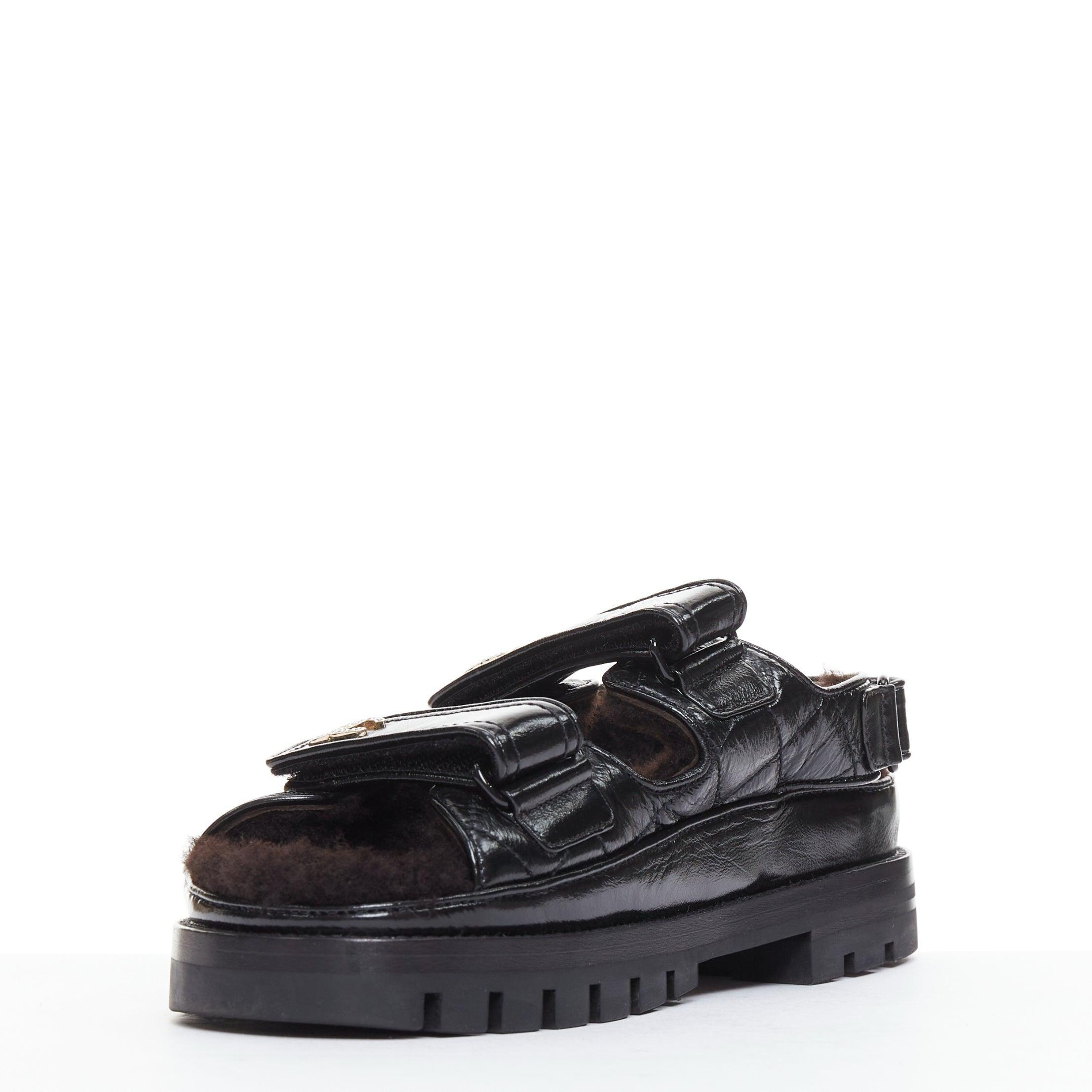 CHANEL 2023 negro laminado piel de cordero shearling cristal CC dad sandalias EU37 en Excelente estado para la venta en Hong Kong, NT