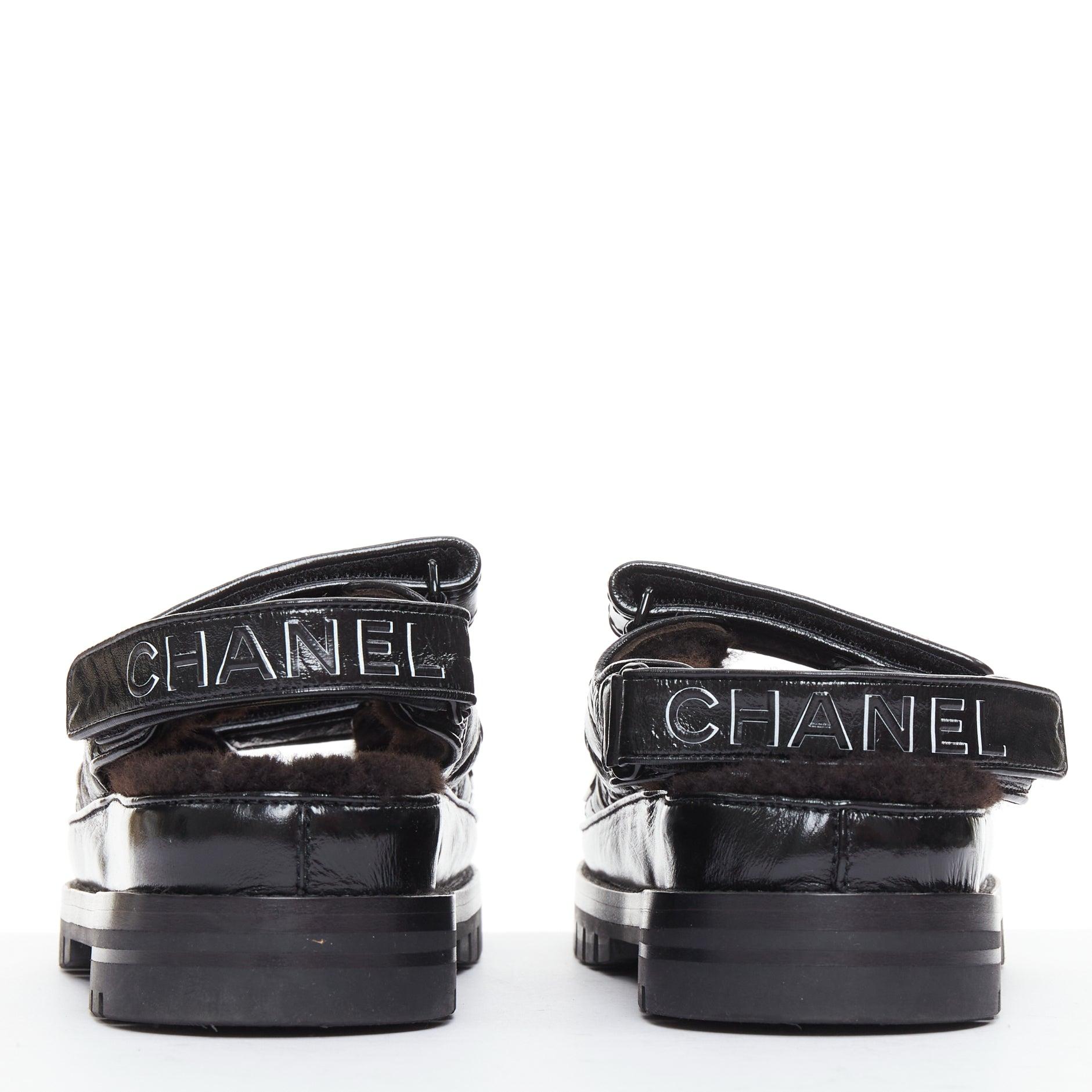 De las mujeres CHANEL 2023 negro laminado piel de cordero shearling cristal CC dad sandalias EU37 en venta