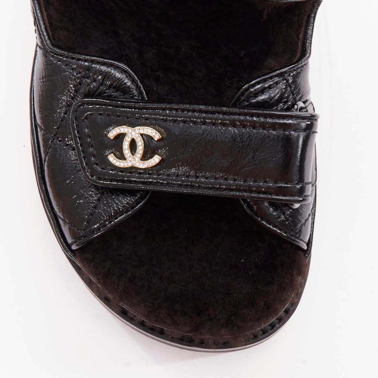 CHANEL 2023 negro laminado piel de cordero shearling cristal CC dad sandalias EU37 en venta 1